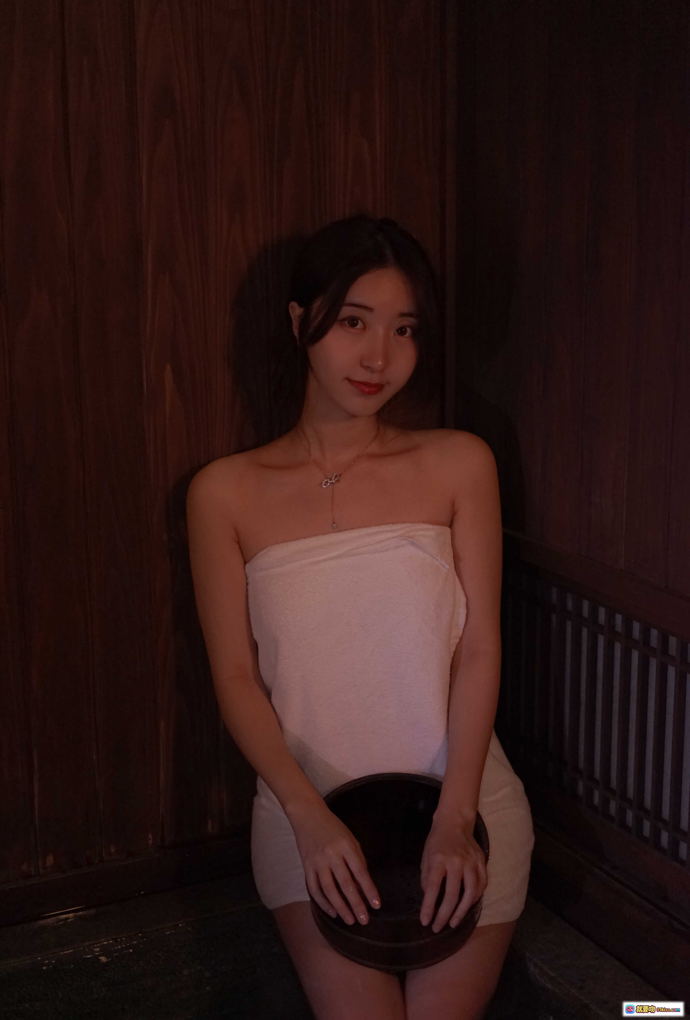 图片[3] - 黑川NO.045浴巾写真 | 温泉氛围感美女 | 暖光木质背景 | 红唇微湿发丝 | 13P高清图集 - 就要吻