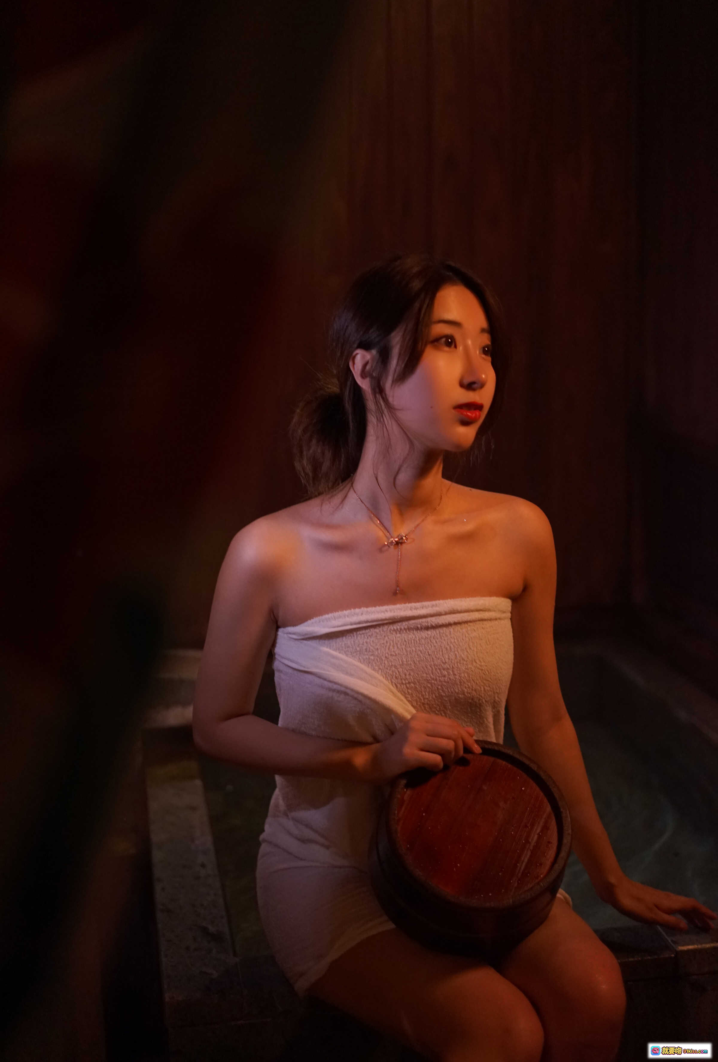 图片[6] - 黑川NO.045浴巾写真 | 温泉氛围感美女 | 暖光木质背景 | 红唇微湿发丝 | 13P高清图集 - 就要吻