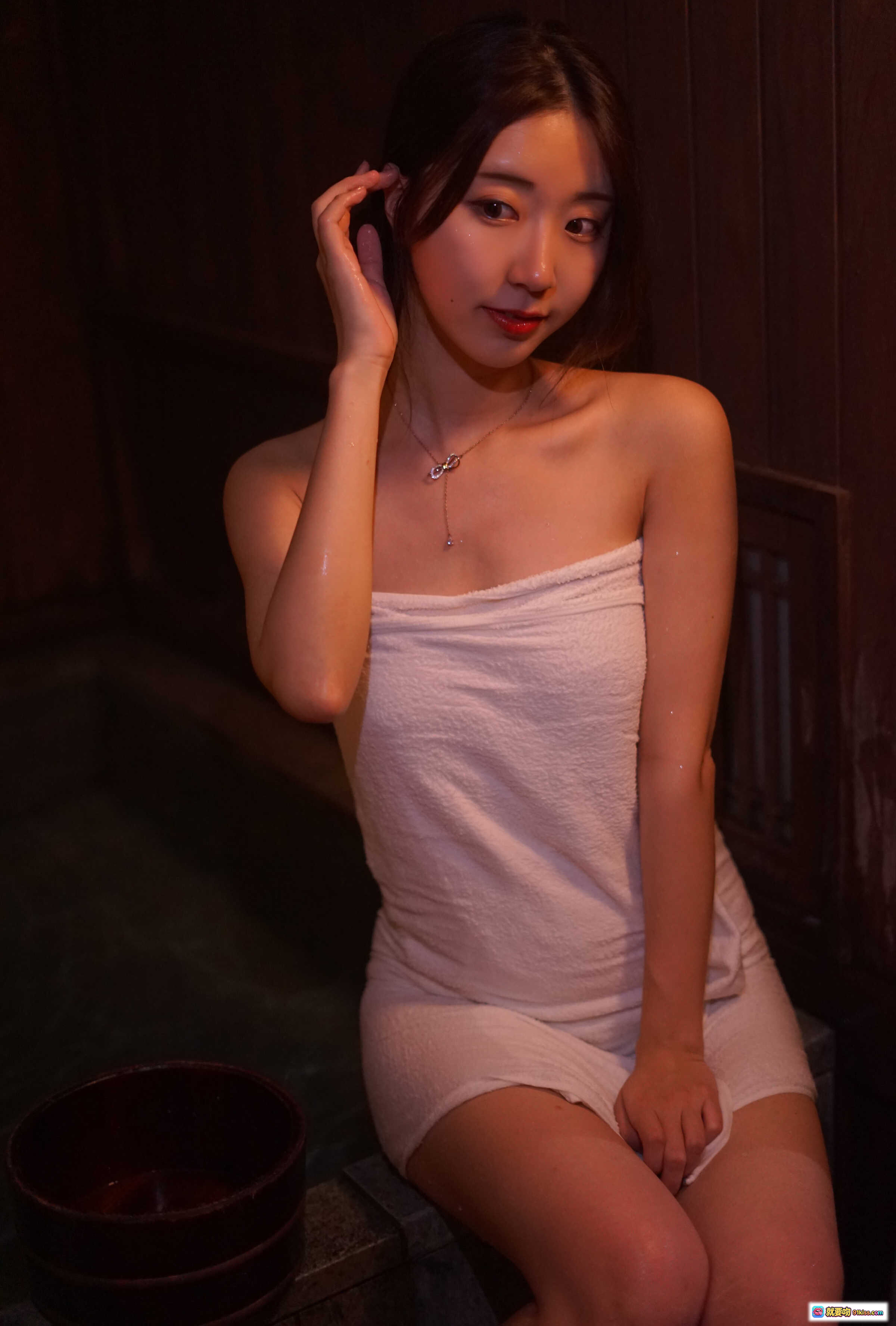 图片[9] - 黑川NO.045浴巾写真 | 温泉氛围感美女 | 暖光木质背景 | 红唇微湿发丝 | 13P高清图集 - 就要吻