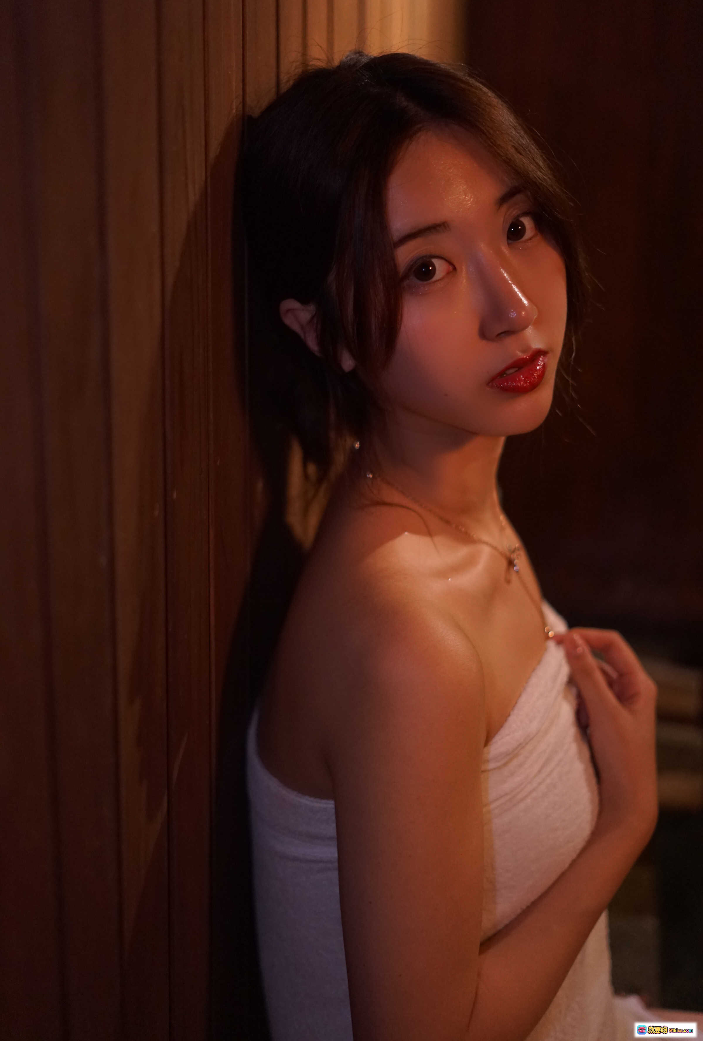 黑川NO.045浴巾写真 | 温泉氛围感美女 | 暖光木质背景 | 红唇微湿发丝 | 13P高清图集 - 就要吻