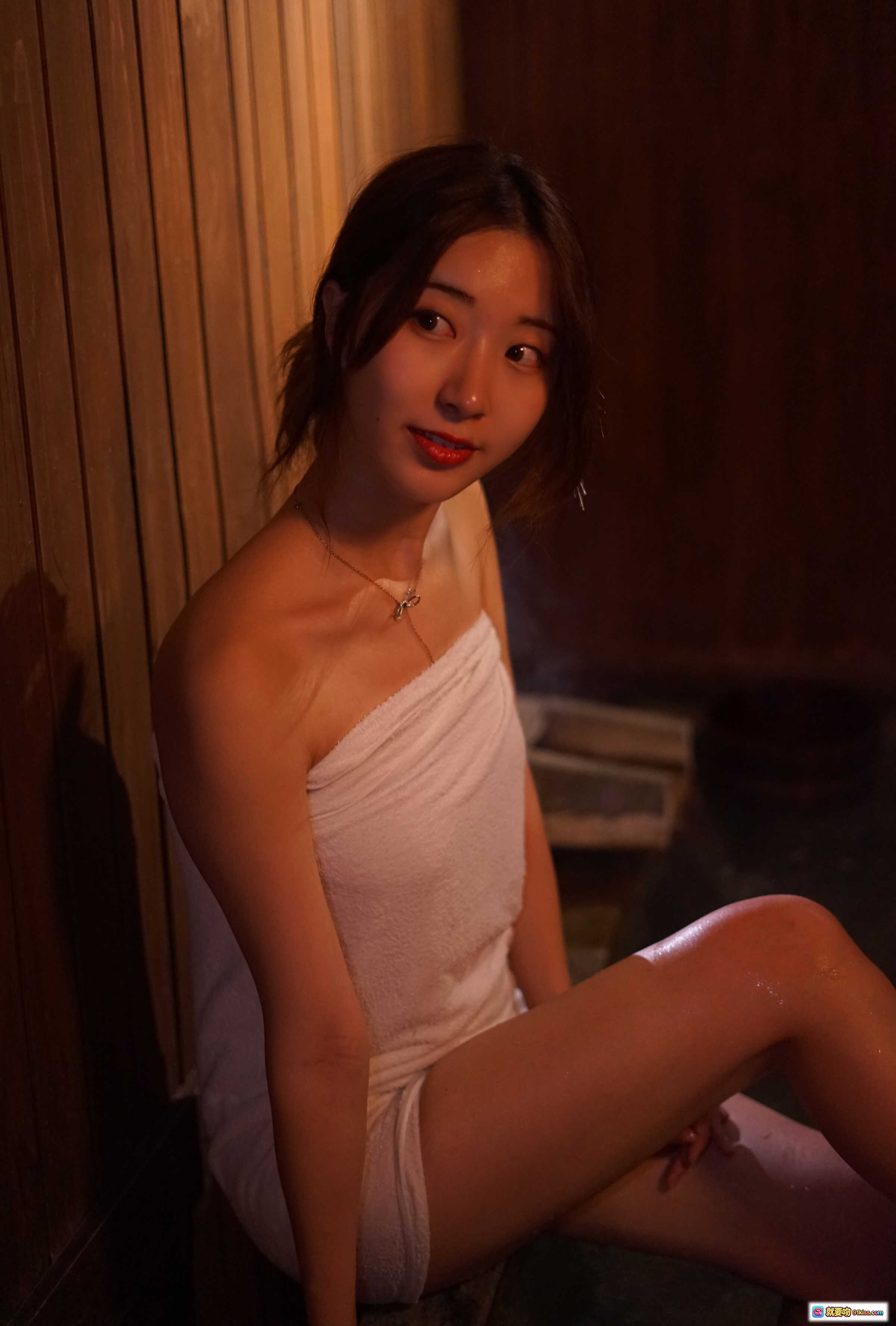 图片[10] - 黑川NO.045浴巾写真 | 温泉氛围感美女 | 暖光木质背景 | 红唇微湿发丝 | 13P高清图集 - 就要吻