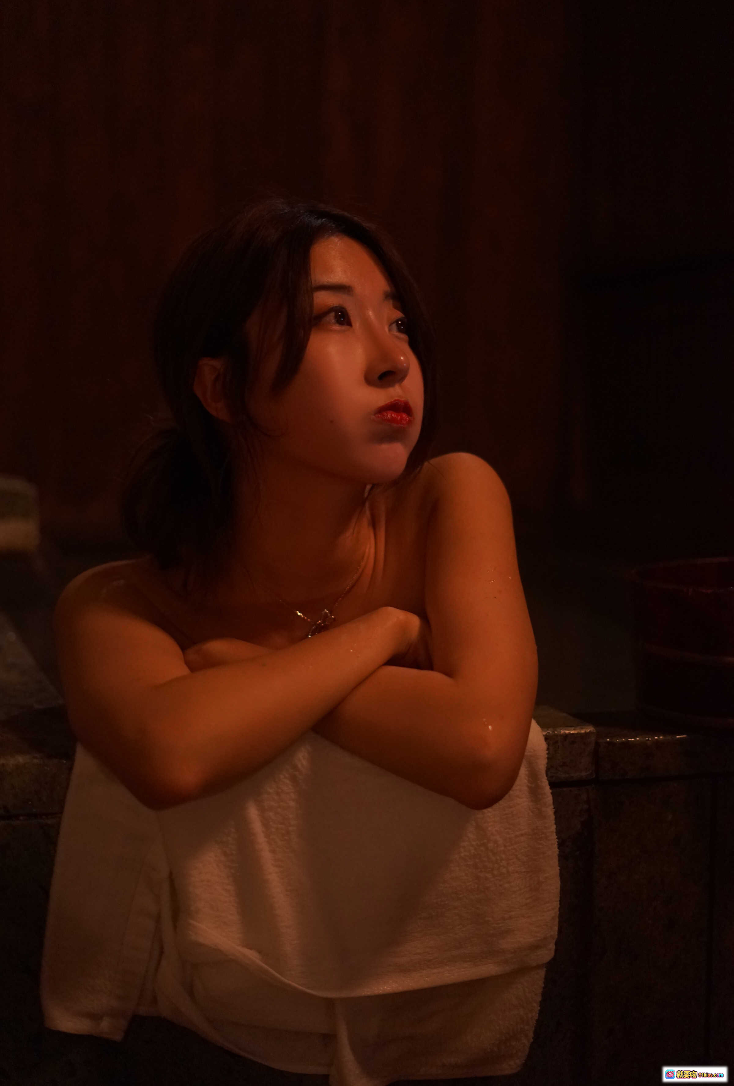 图片[5] - 黑川NO.045浴巾写真 | 温泉氛围感美女 | 暖光木质背景 | 红唇微湿发丝 | 13P高清图集 - 就要吻