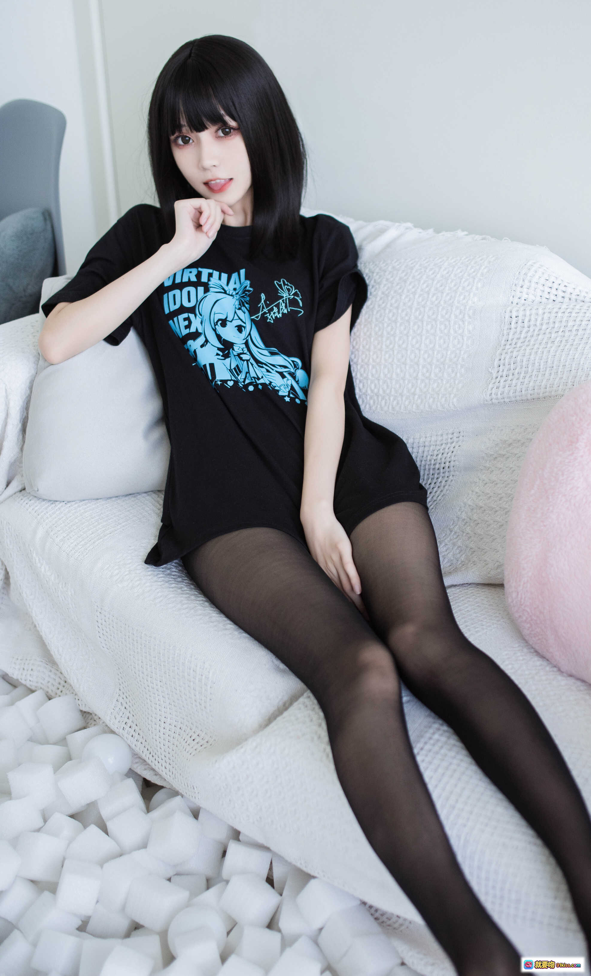 图片[2] - 你的负卿 NO.006 居家私服黑丝美腿写真 10P高清图集 黑T恤动漫印花慵懒风沙发摆拍 - 就要吻