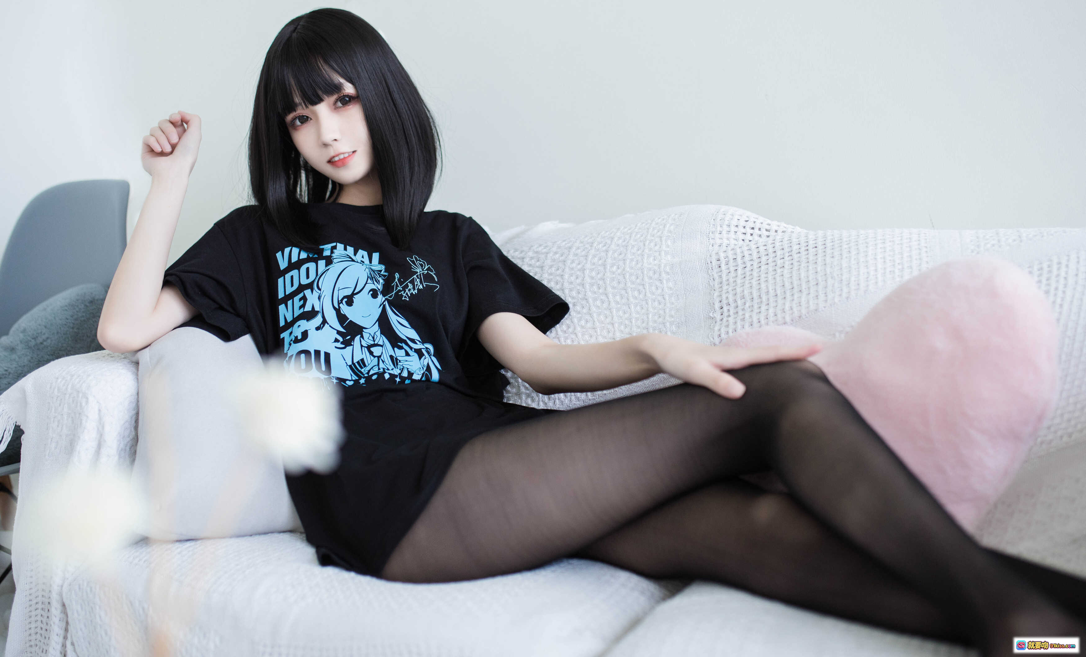 图片[1] - 你的负卿 NO.006 居家私服黑丝美腿写真 10P高清图集 黑T恤动漫印花慵懒风沙发摆拍 - 就要吻