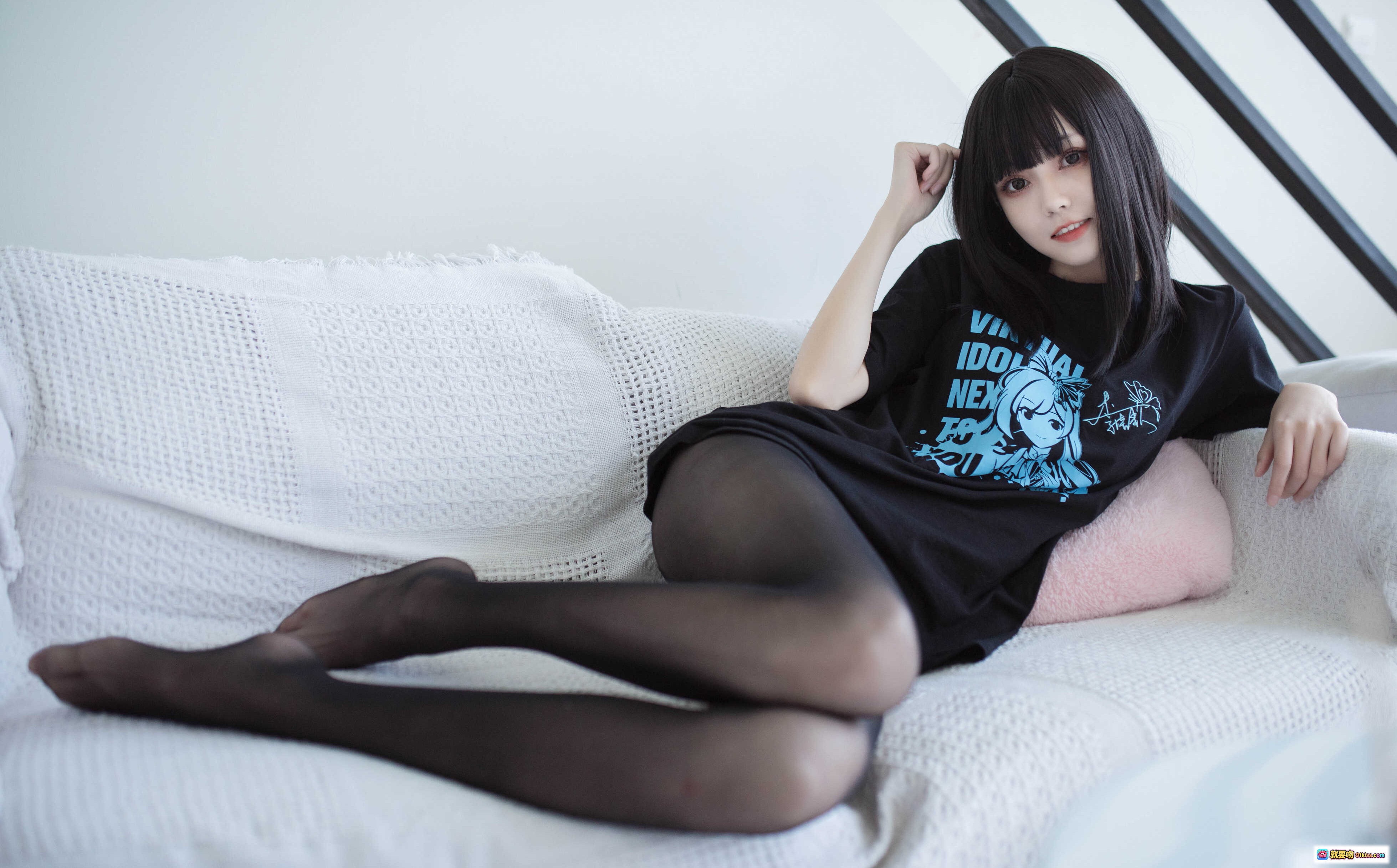 图片[7] - 你的负卿 NO.006 居家私服黑丝美腿写真 10P高清图集 黑T恤动漫印花慵懒风沙发摆拍 - 就要吻