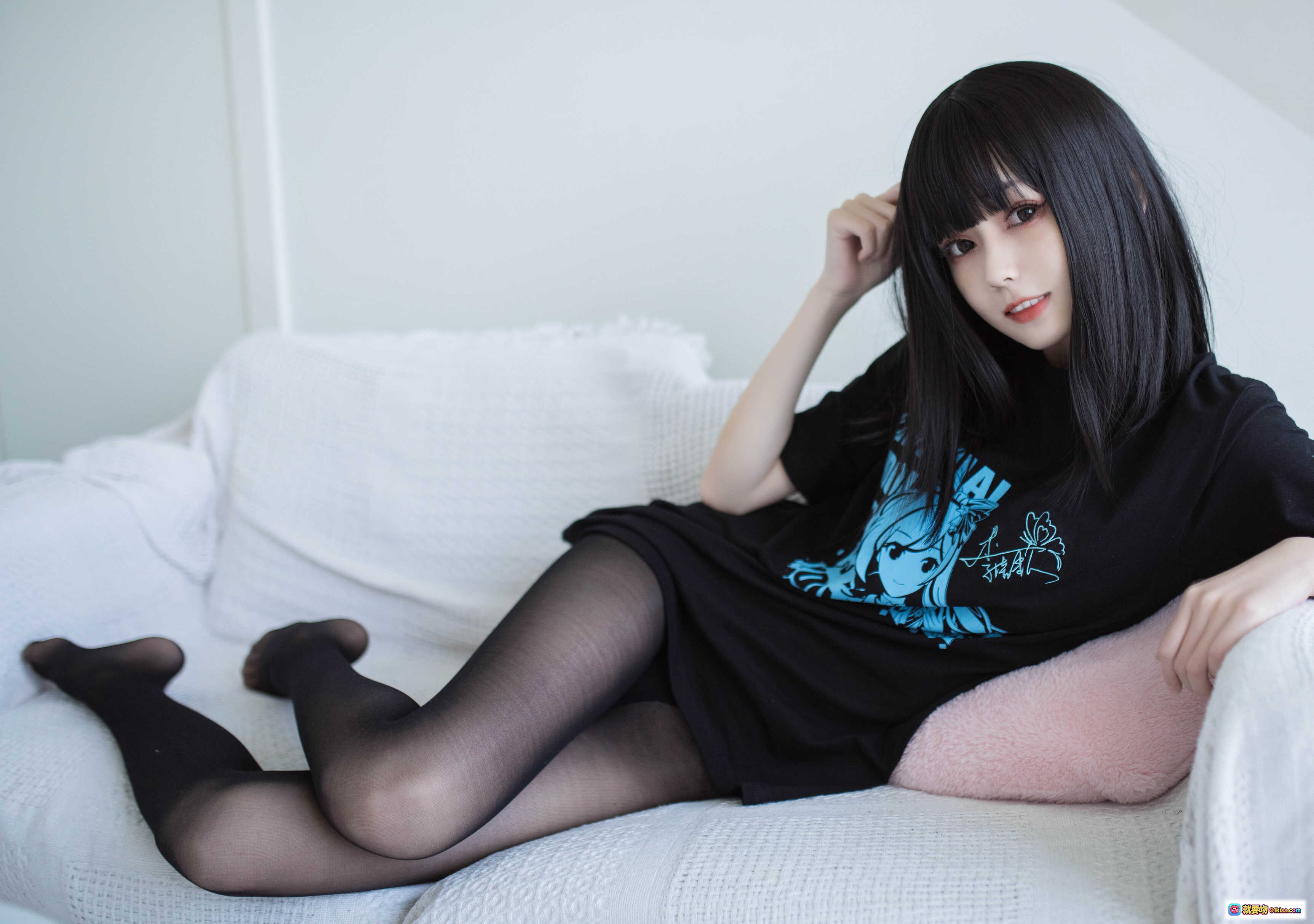 图片[4] - 你的负卿 NO.006 居家私服黑丝美腿写真 10P高清图集 黑T恤动漫印花慵懒风沙发摆拍 - 就要吻