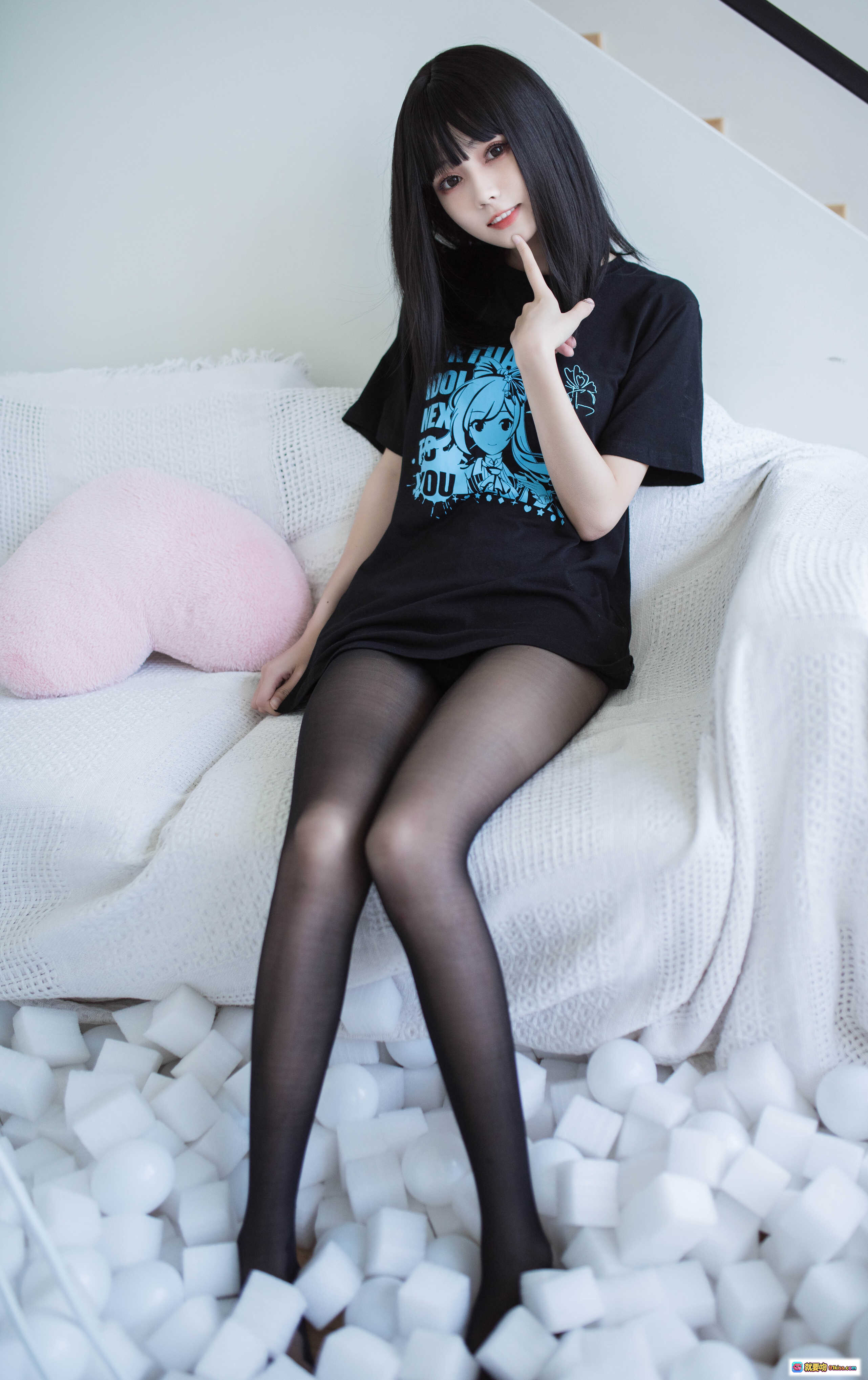 图片[8] - 你的负卿 NO.006 居家私服黑丝美腿写真 10P高清图集 黑T恤动漫印花慵懒风沙发摆拍 - 就要吻