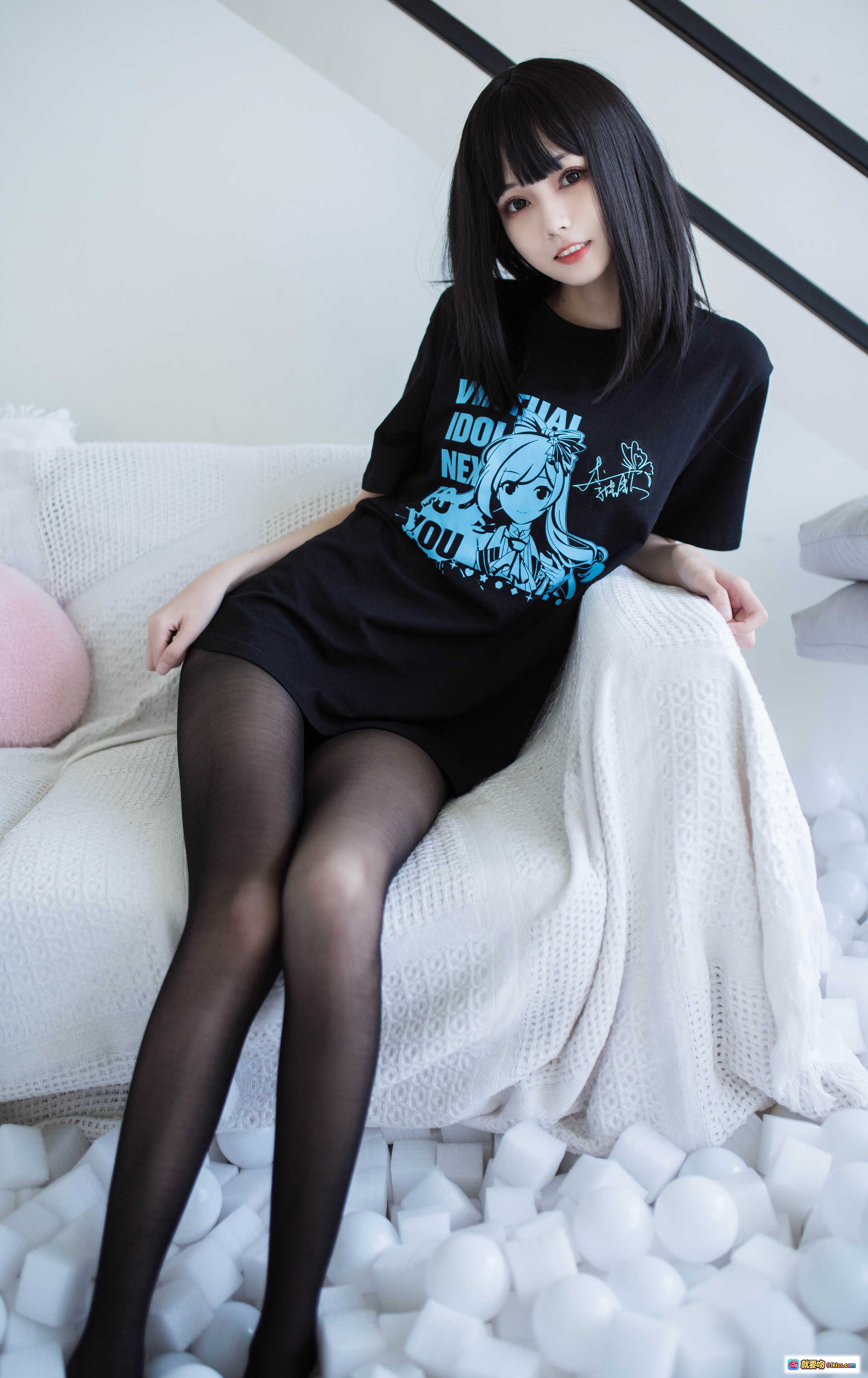 图片[5] - 你的负卿 NO.006 居家私服黑丝美腿写真 10P高清图集 黑T恤动漫印花慵懒风沙发摆拍 - 就要吻