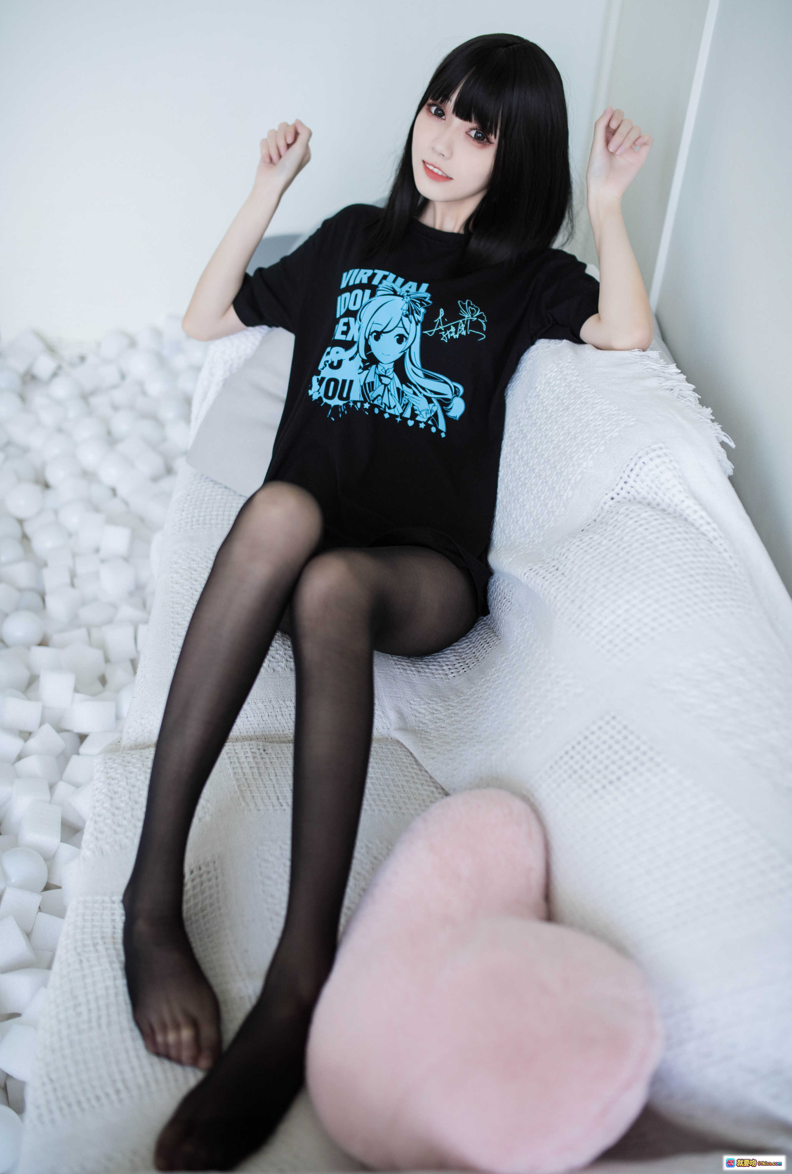 图片[3] - 你的负卿 NO.006 居家私服黑丝美腿写真 10P高清图集 黑T恤动漫印花慵懒风沙发摆拍 - 就要吻