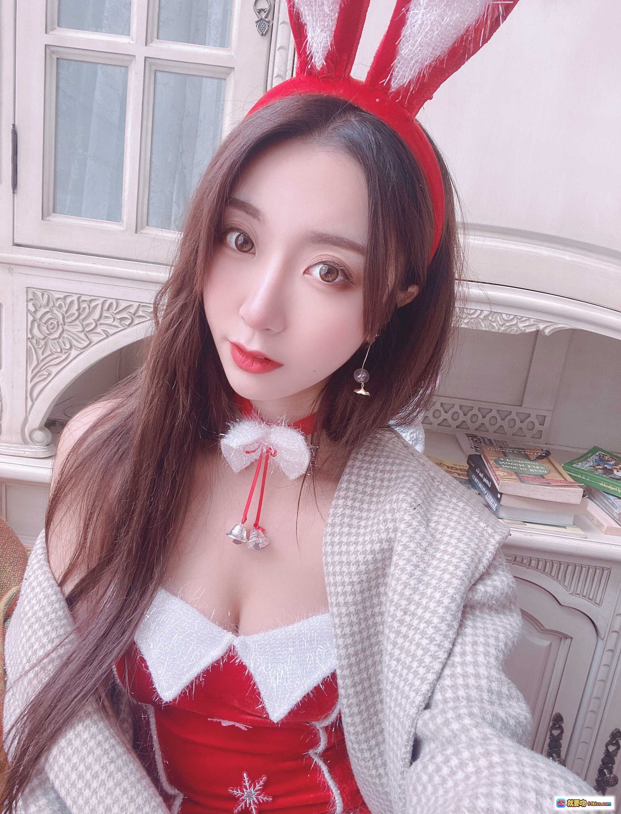 图片[5] - 黑川NO.046圣诞小兔子写真 | 红白兔女郎装+蕾丝白袜+圣诞树场景+复古沙发+少女甜美风 - 就要吻