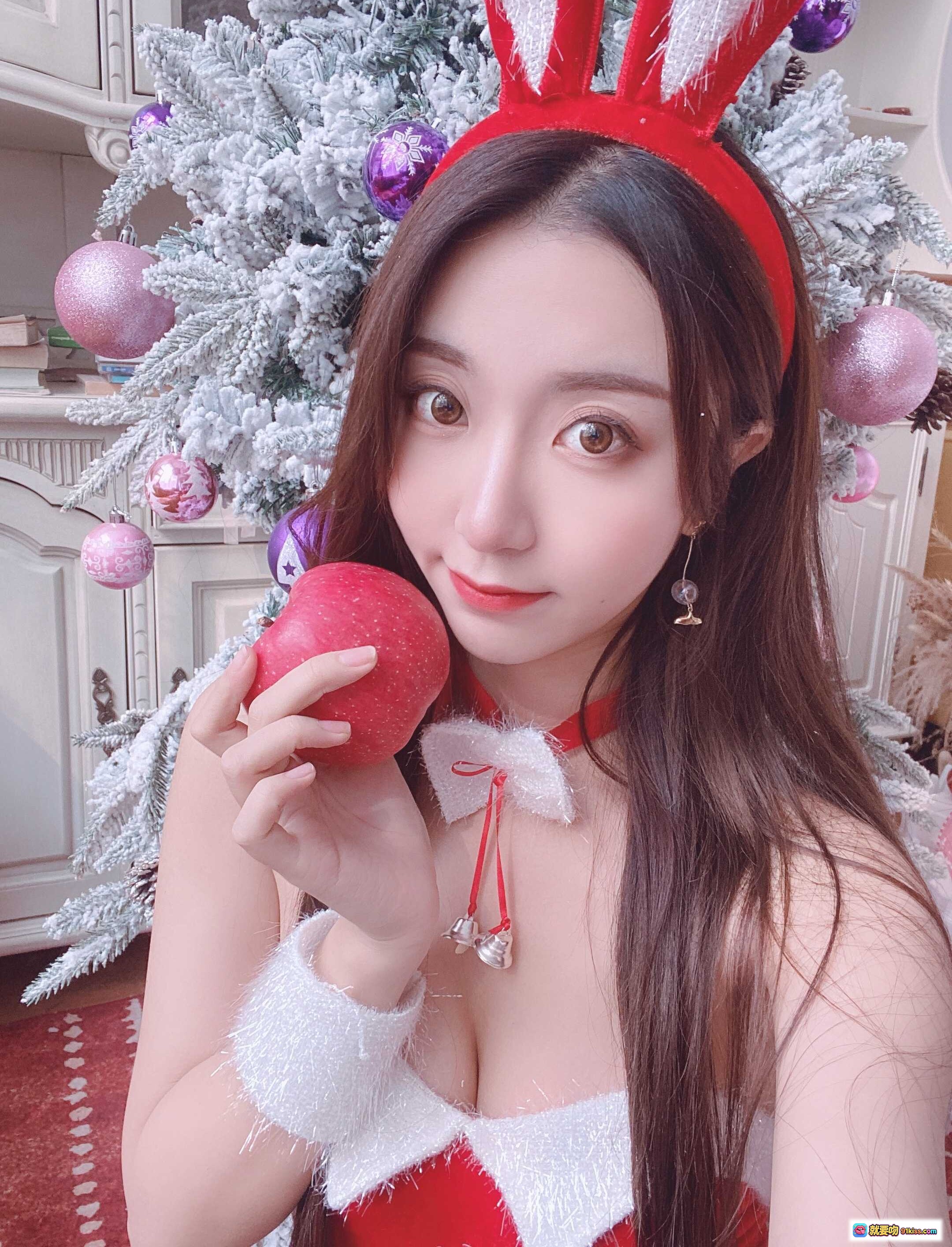 图片[7] - 黑川NO.046圣诞小兔子写真 | 红白兔女郎装+蕾丝白袜+圣诞树场景+复古沙发+少女甜美风 - 就要吻
