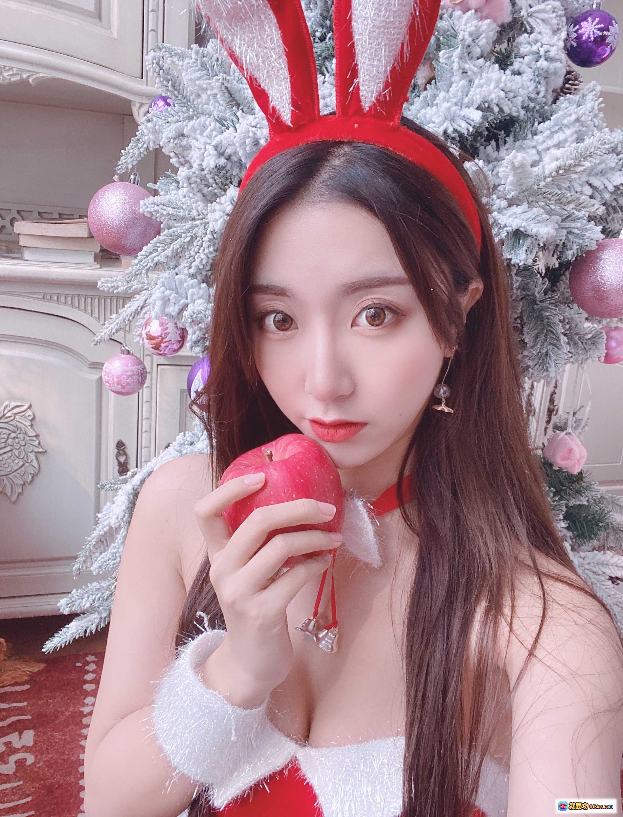 图片[3] - 黑川NO.046圣诞小兔子写真 | 红白兔女郎装+蕾丝白袜+圣诞树场景+复古沙发+少女甜美风 - 就要吻