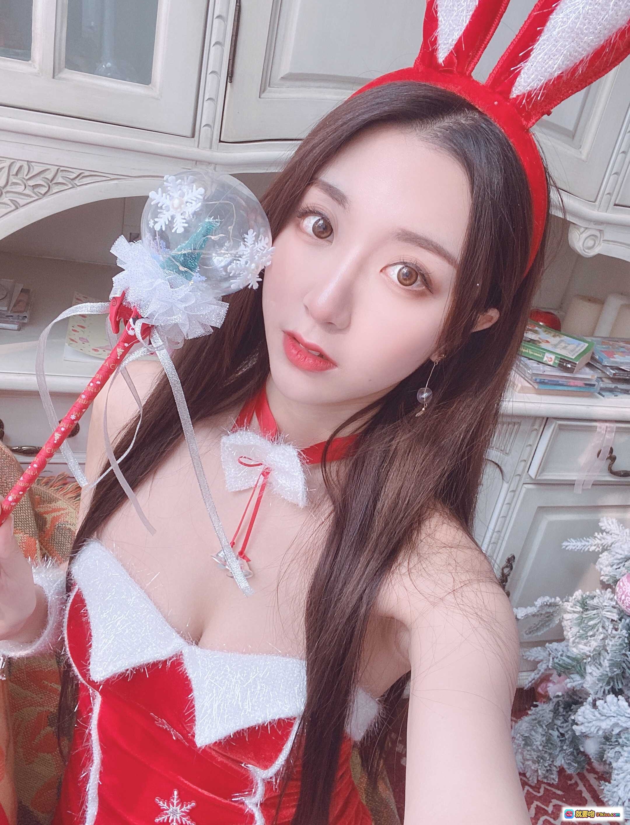 图片[9] - 黑川NO.046圣诞小兔子写真 | 红白兔女郎装+蕾丝白袜+圣诞树场景+复古沙发+少女甜美风 - 就要吻