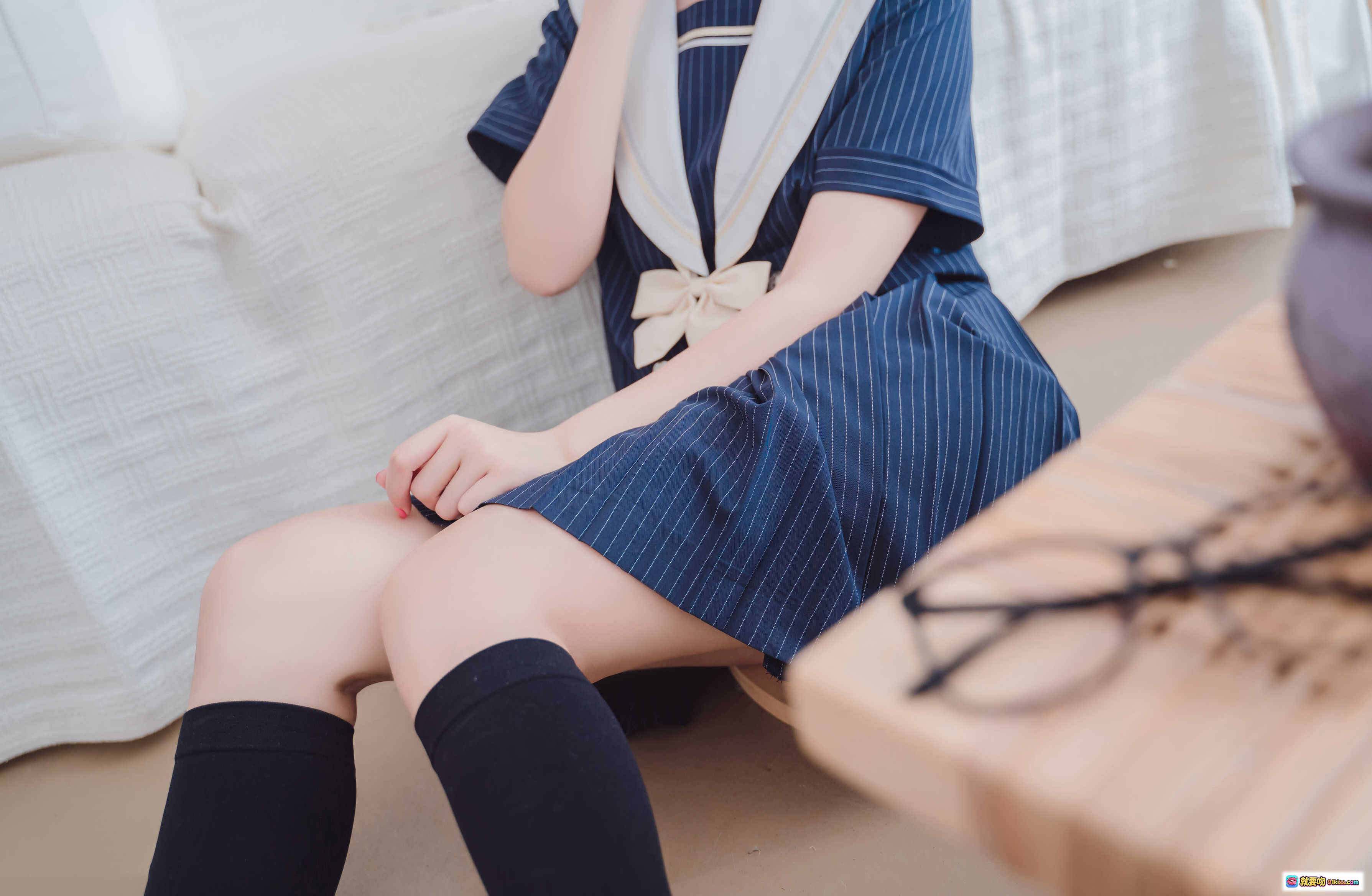 图片[6] - 猫君君_MaoJun NO.007 清纯学妹蓝条纹水手服黑过膝袜坐姿写真40P高清图集 - 就要吻