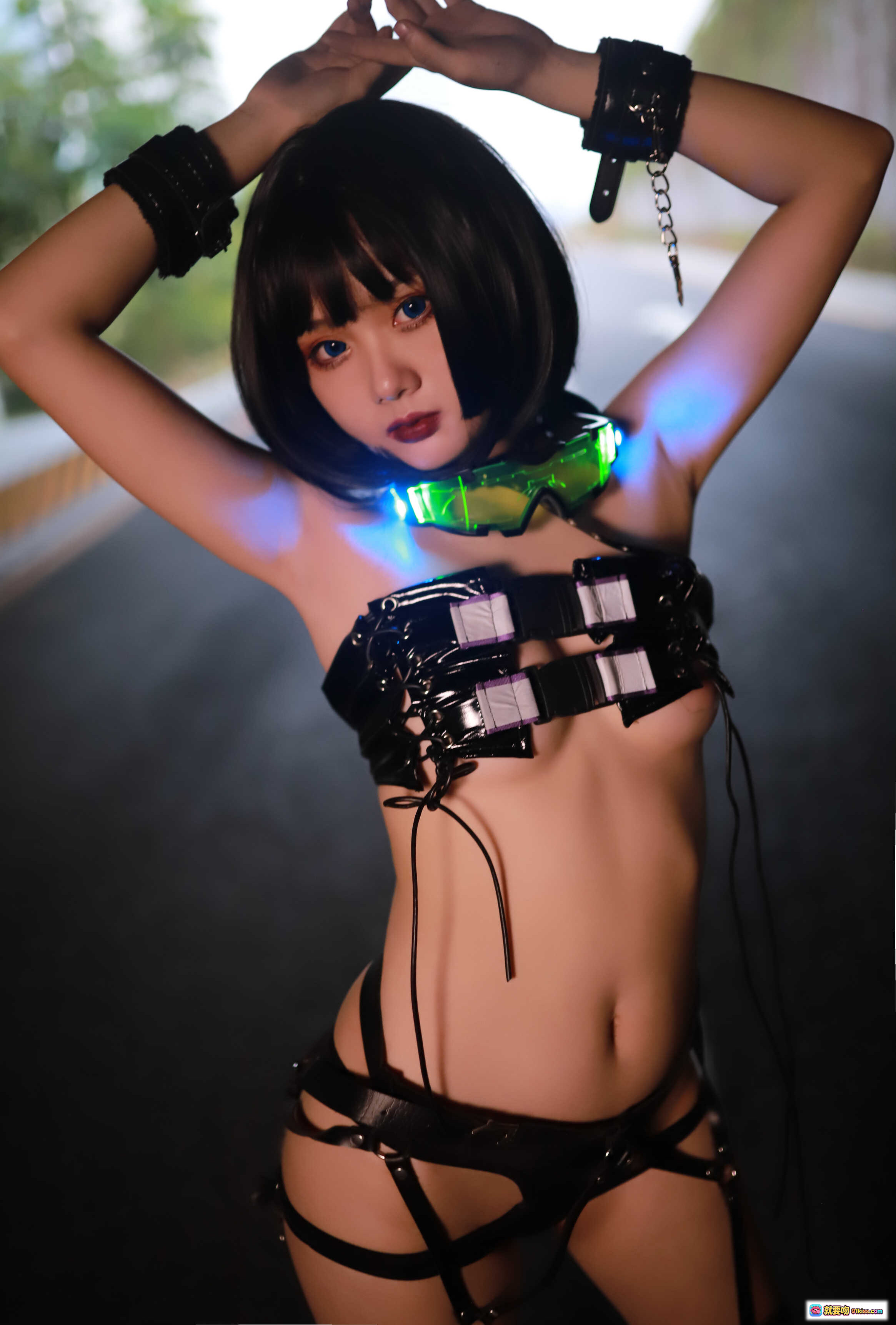 图片[5] - 赛博朋克女战士Cosplay | 机械风绑带胸衣+战术枪械 | 暗黑霓虹灯光效 | 高跟长靴造型 | 41P高清写真集 - 就要吻