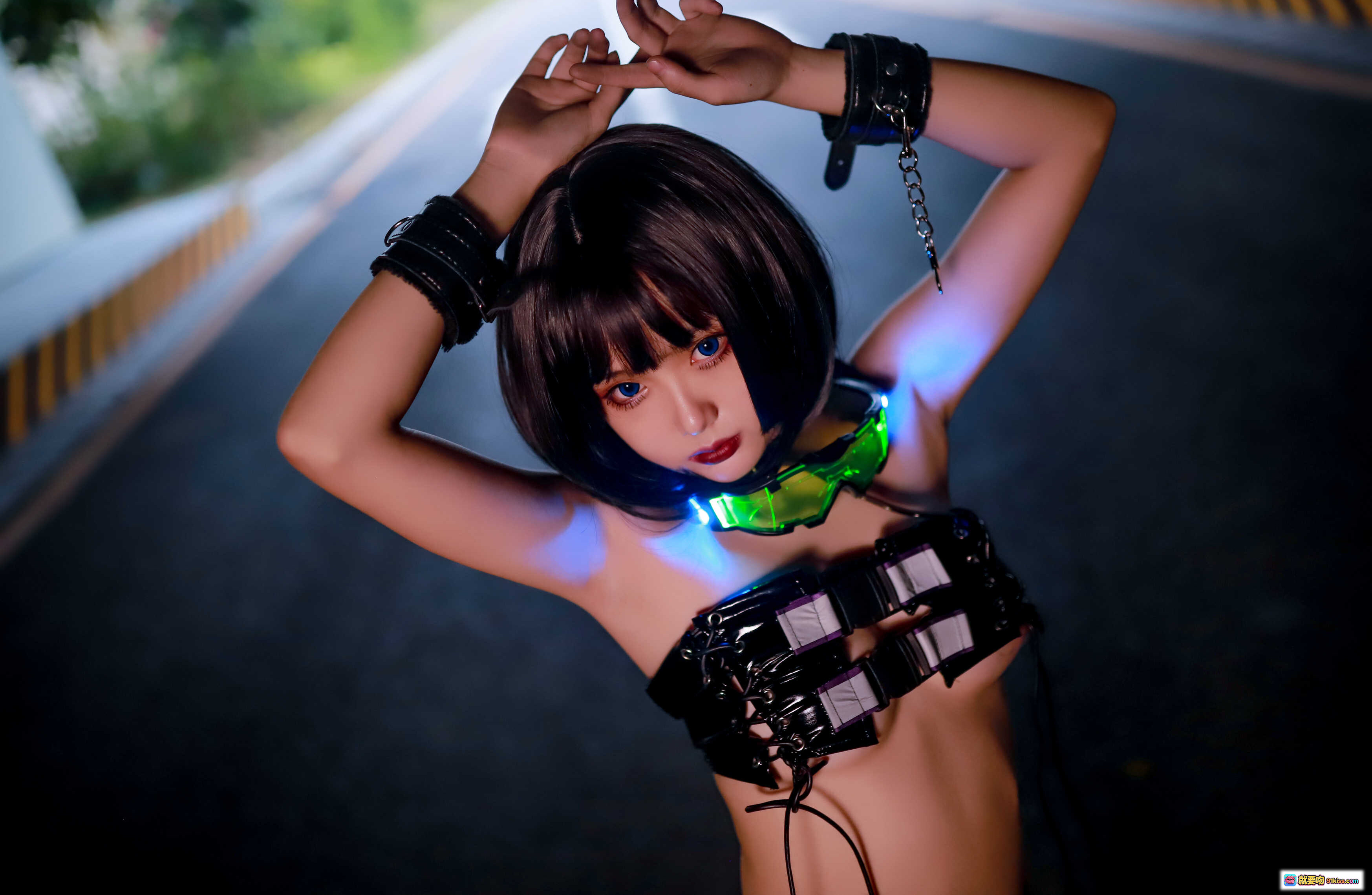 图片[6] - 赛博朋克女战士Cosplay | 机械风绑带胸衣+战术枪械 | 暗黑霓虹灯光效 | 高跟长靴造型 | 41P高清写真集 - 就要吻