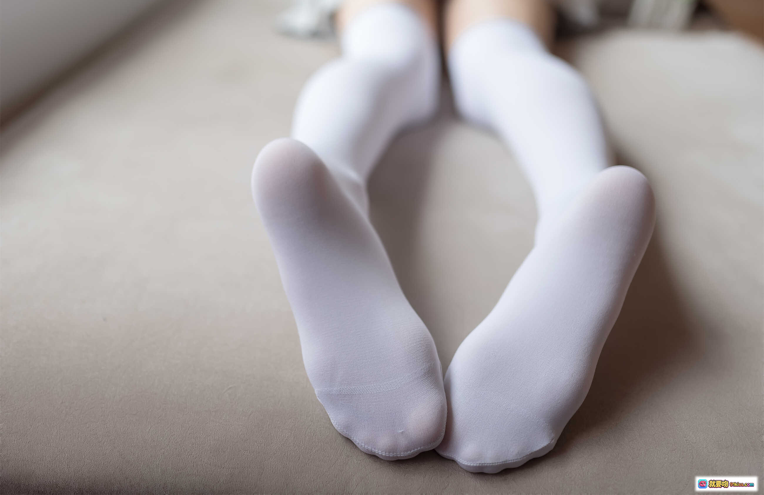 图片[9] - 祖木子NO.006富贵少女白丝写真 | 柔软毛绒白衫露肩造型 | 窗边自然光温柔氛围感美图 - 就要吻