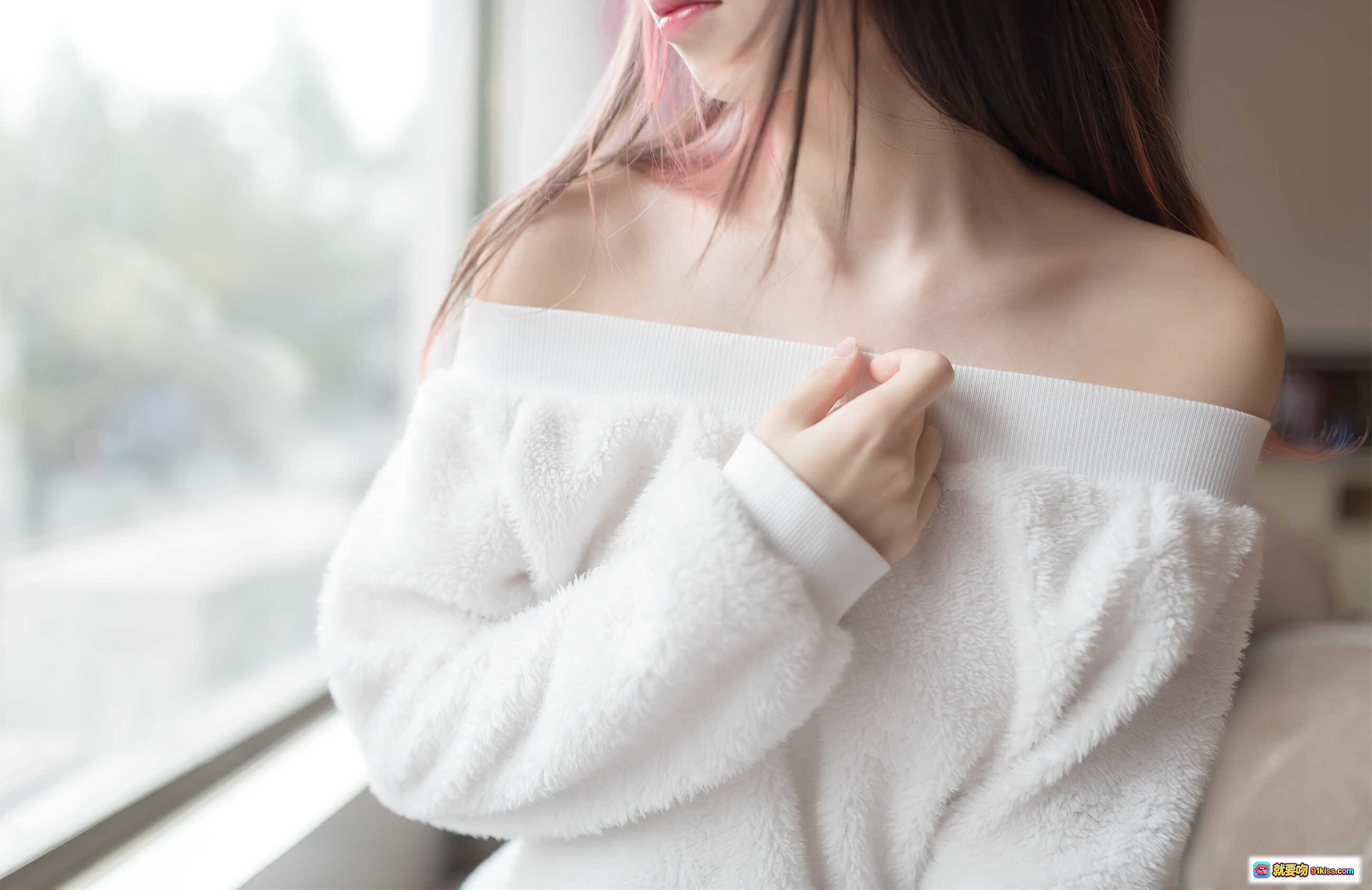 图片[1] - 祖木子NO.006富贵少女白丝写真 | 柔软毛绒白衫露肩造型 | 窗边自然光温柔氛围感美图 - 就要吻