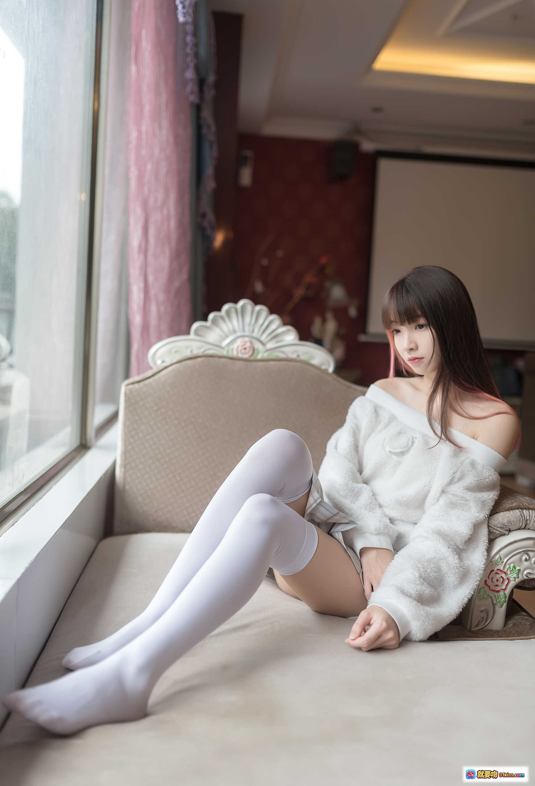 图片[5] - 祖木子NO.006富贵少女白丝写真 | 柔软毛绒白衫露肩造型 | 窗边自然光温柔氛围感美图 - 就要吻