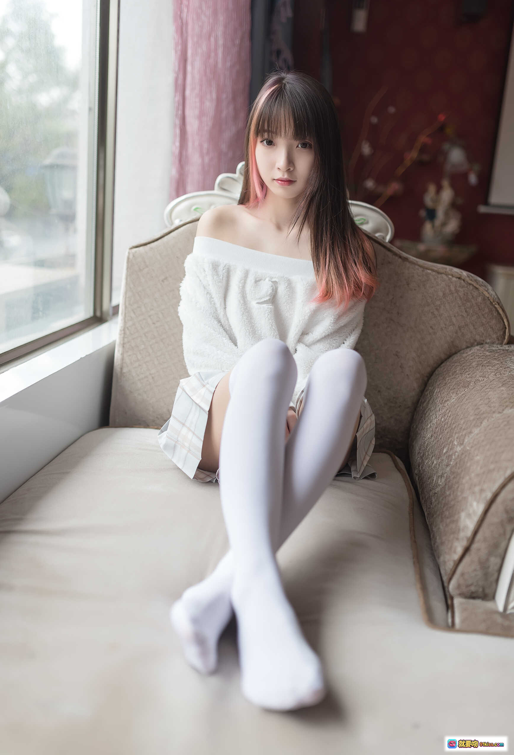 图片[6] - 祖木子NO.006富贵少女白丝写真 | 柔软毛绒白衫露肩造型 | 窗边自然光温柔氛围感美图 - 就要吻