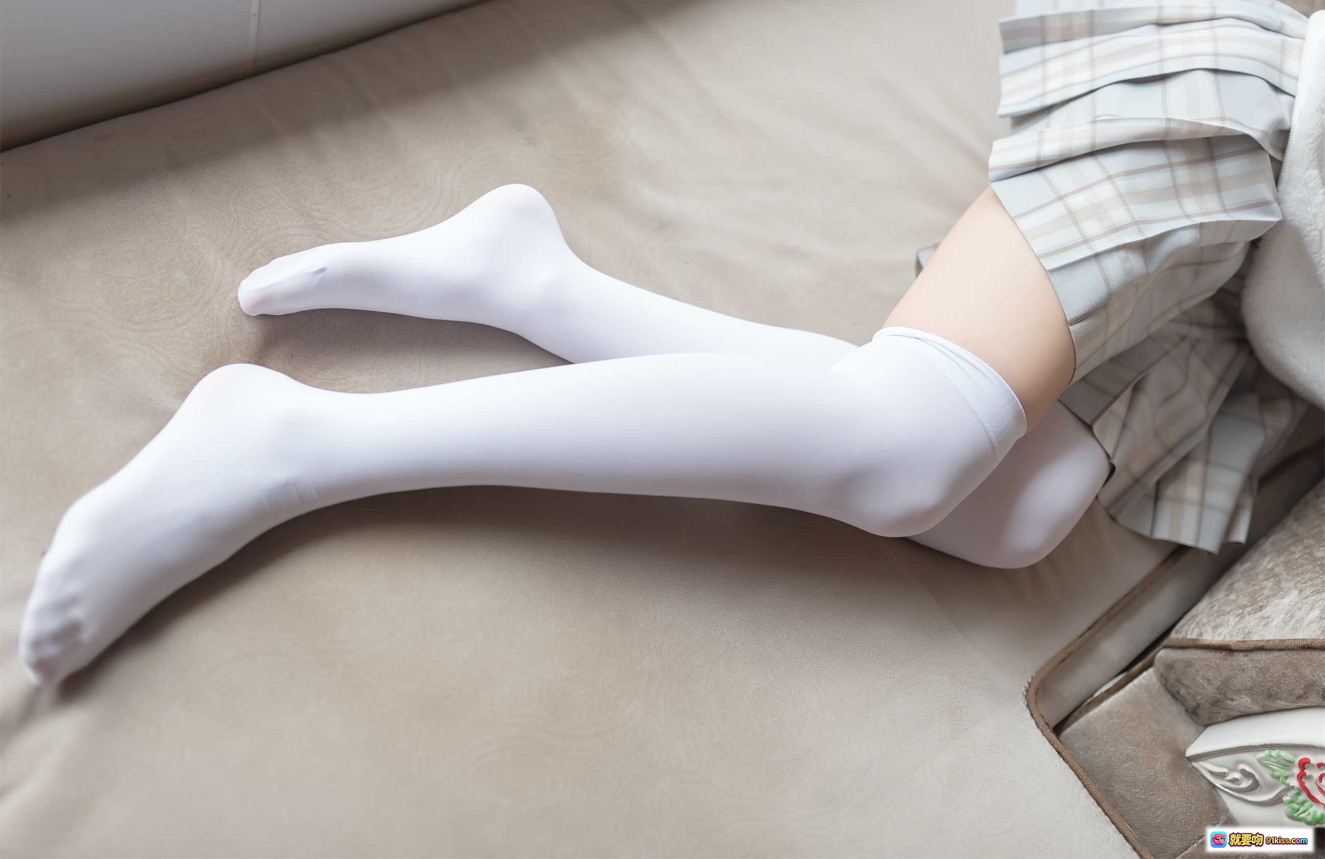 图片[2] - 祖木子NO.006富贵少女白丝写真 | 柔软毛绒白衫露肩造型 | 窗边自然光温柔氛围感美图 - 就要吻