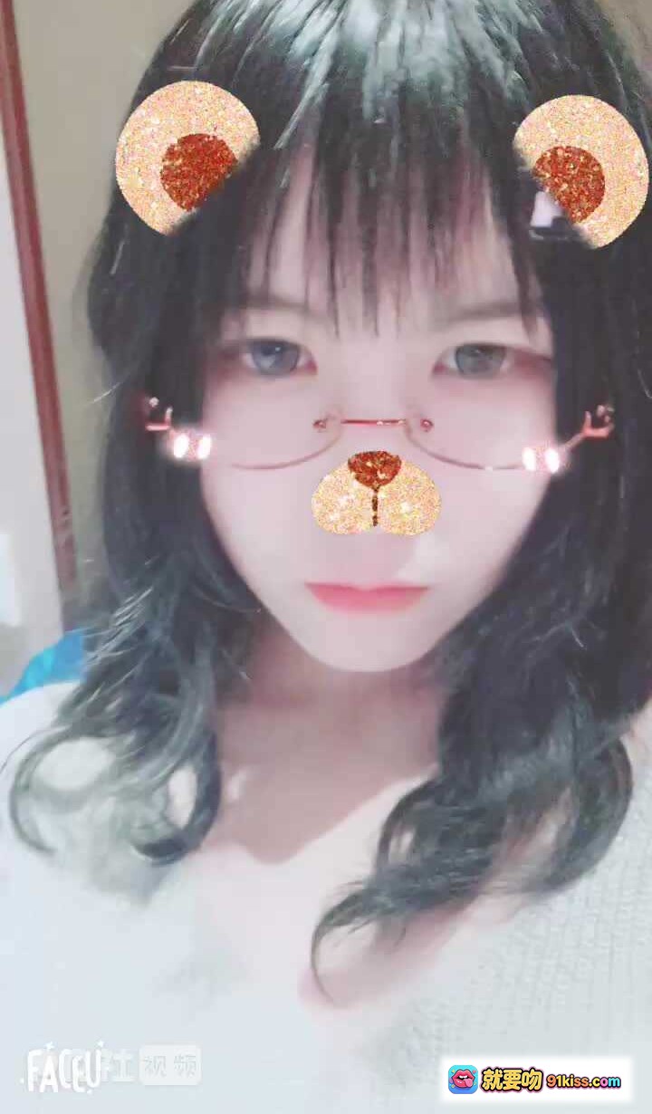 图片[2] - 逐月SU戴猫耳帽眼镜少女写真｜温柔甜酷风穿搭｜居家氛围感美照 - 就要吻