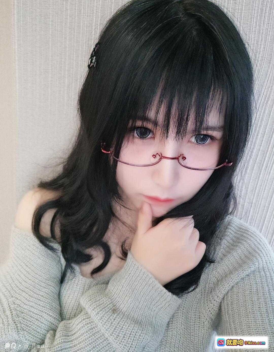 图片[4] - 逐月SU戴猫耳帽眼镜少女写真｜温柔甜酷风穿搭｜居家氛围感美照 - 就要吻