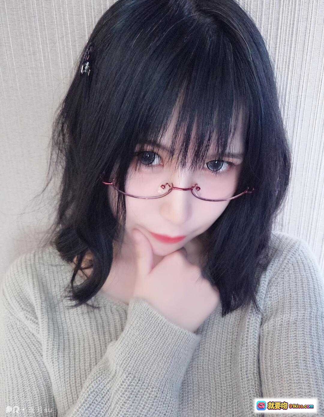 图片[5] - 逐月SU戴猫耳帽眼镜少女写真｜温柔甜酷风穿搭｜居家氛围感美照 - 就要吻