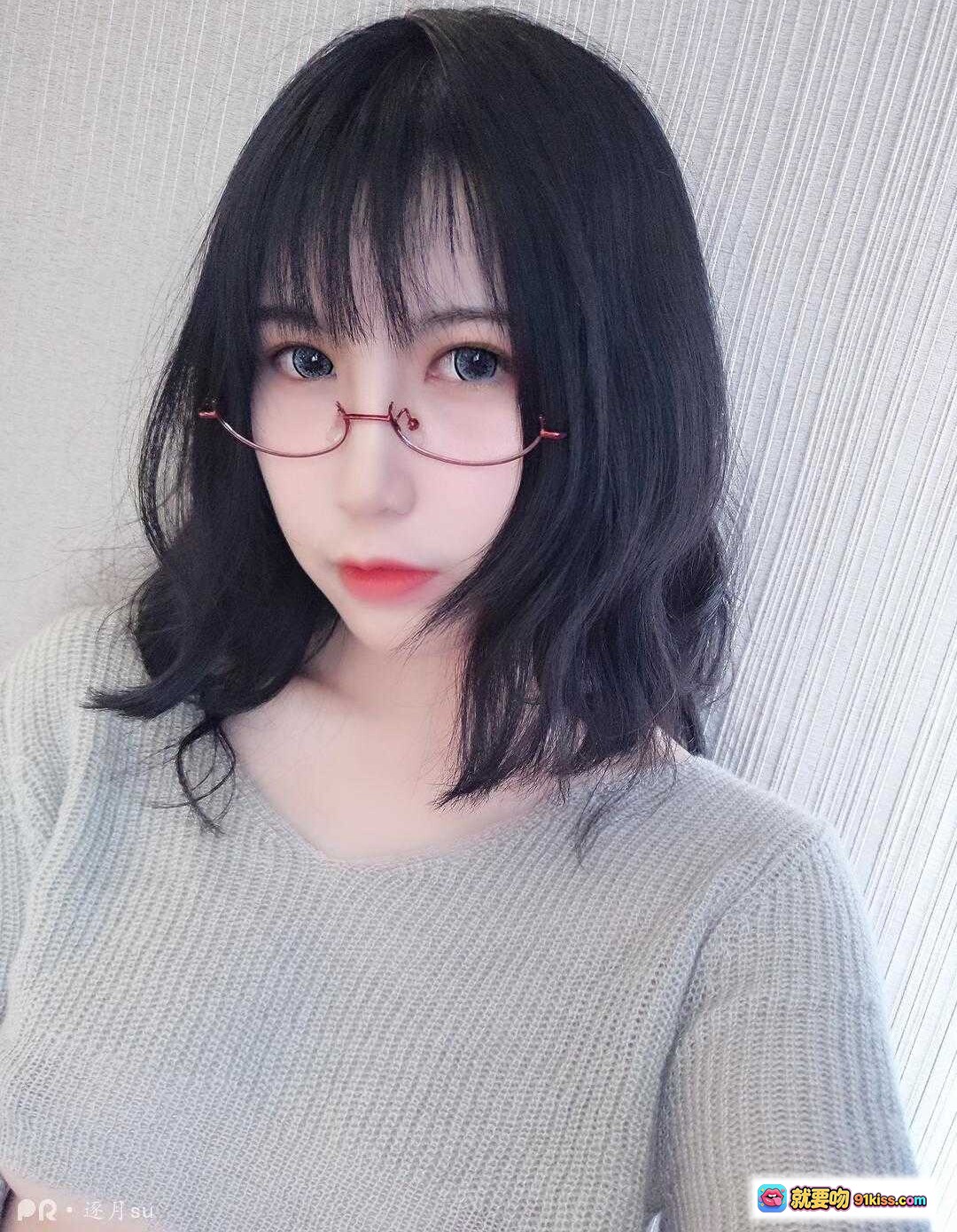 图片[7] - 逐月SU戴猫耳帽眼镜少女写真｜温柔甜酷风穿搭｜居家氛围感美照 - 就要吻