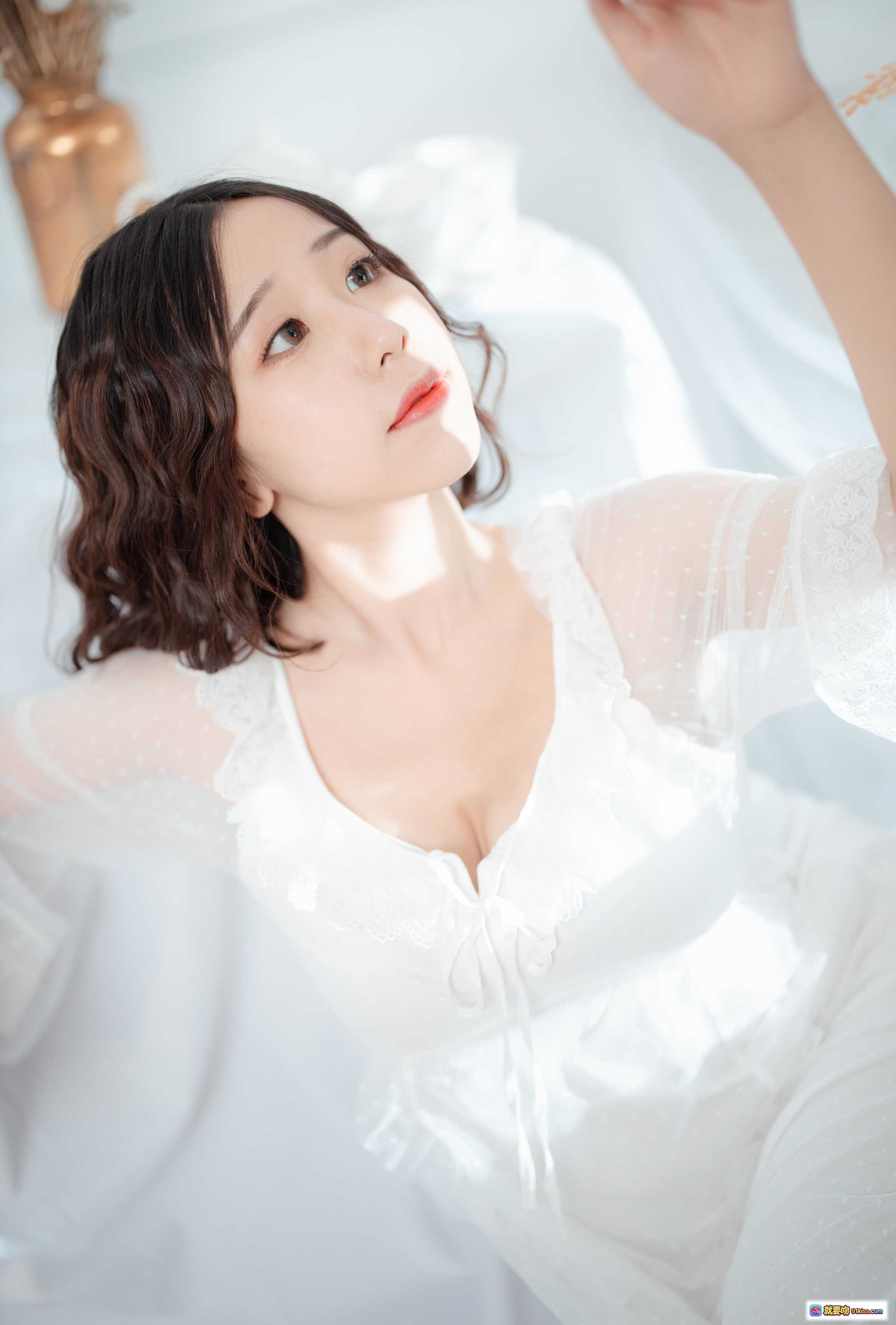 图片[2] - 穆零Mu0 NO.18 白丝写真｜温柔少女风白色蕾丝长裙居家私房摄影｜柔光氛围感纯欲风美图 - 就要吻