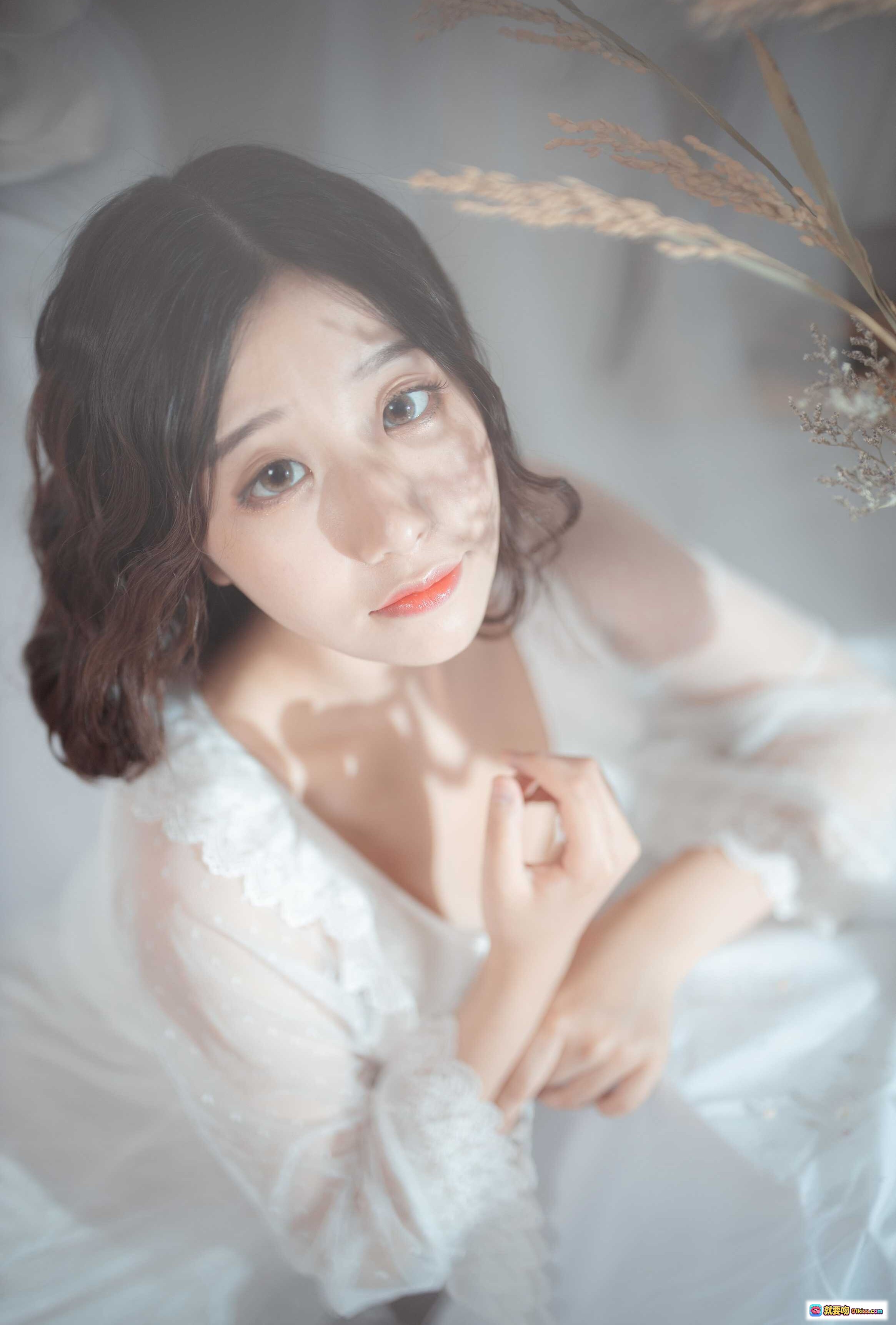 图片[3] - 穆零Mu0 NO.18 白丝写真｜温柔少女风白色蕾丝长裙居家私房摄影｜柔光氛围感纯欲风美图 - 就要吻