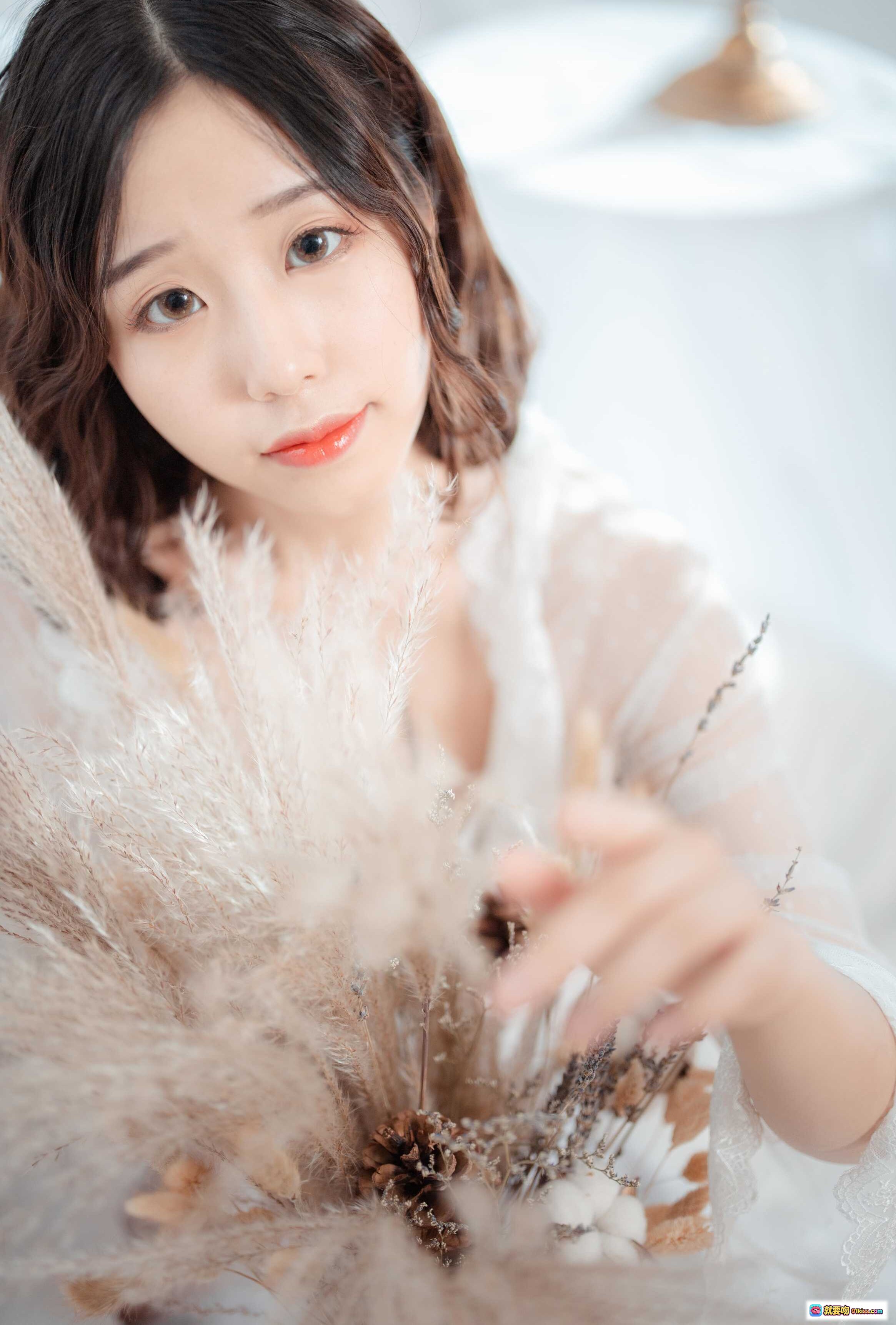 图片[4] - 穆零Mu0 NO.18 白丝写真｜温柔少女风白色蕾丝长裙居家私房摄影｜柔光氛围感纯欲风美图 - 就要吻