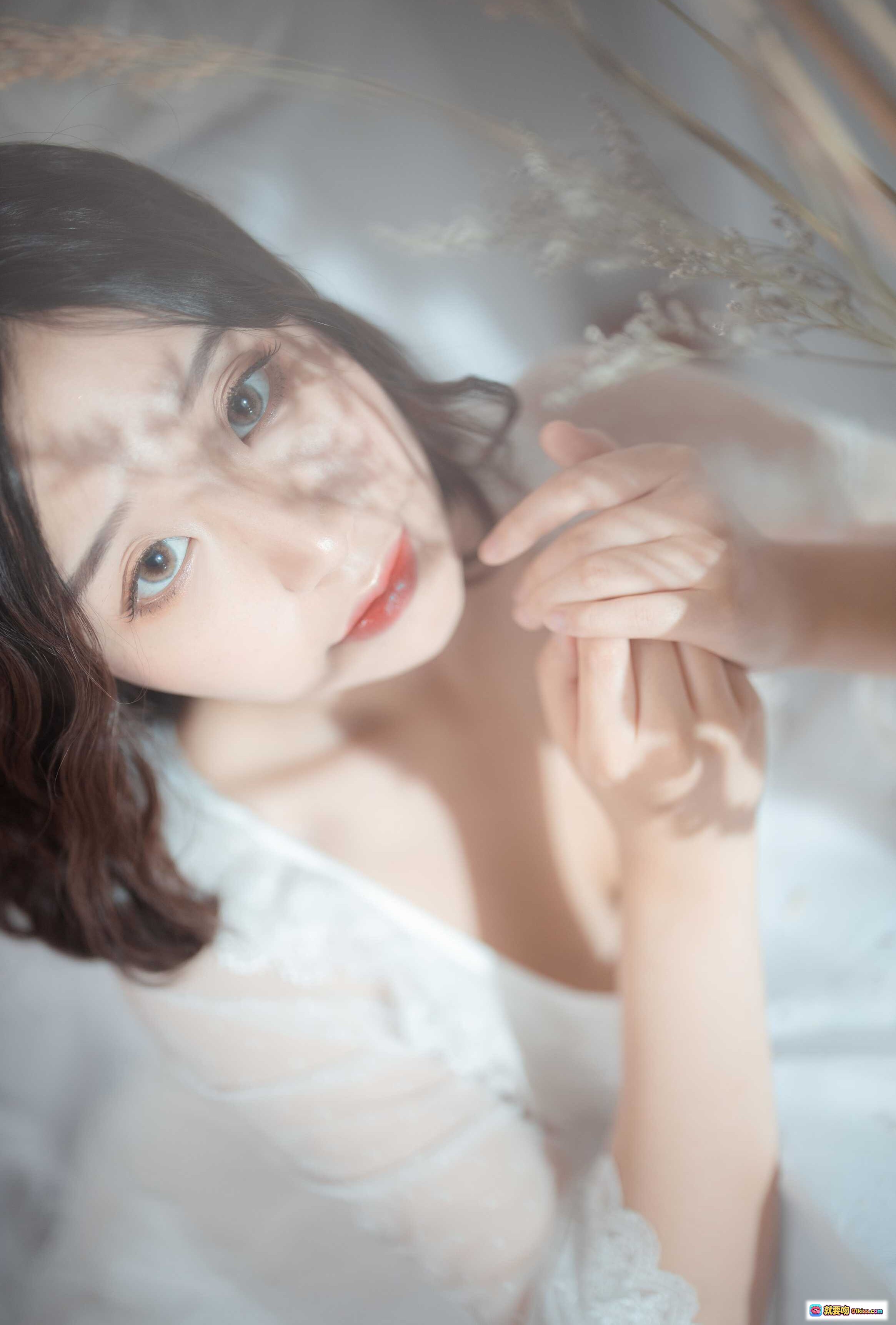 图片[7] - 穆零Mu0 NO.18 白丝写真｜温柔少女风白色蕾丝长裙居家私房摄影｜柔光氛围感纯欲风美图 - 就要吻