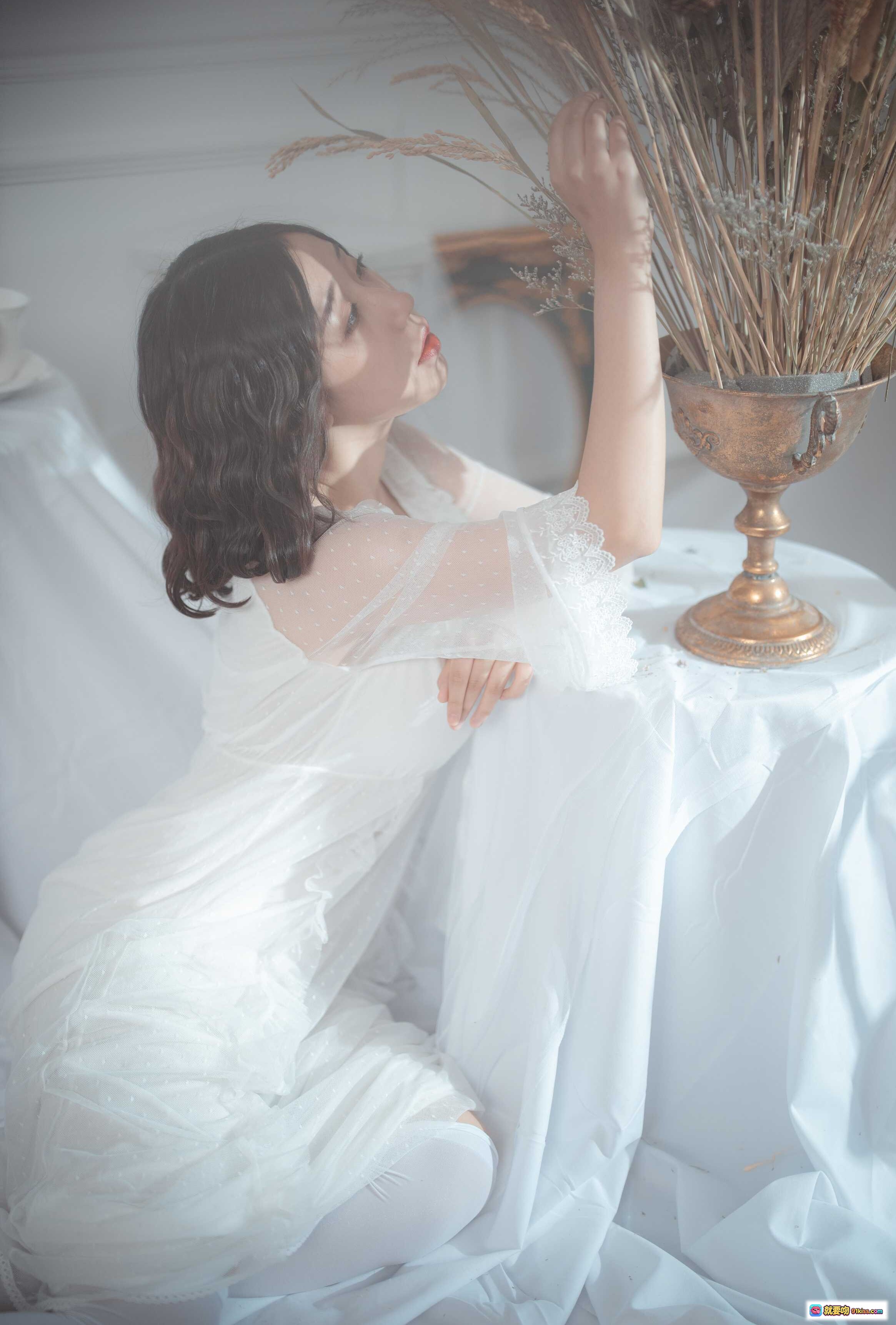 图片[8] - 穆零Mu0 NO.18 白丝写真｜温柔少女风白色蕾丝长裙居家私房摄影｜柔光氛围感纯欲风美图 - 就要吻