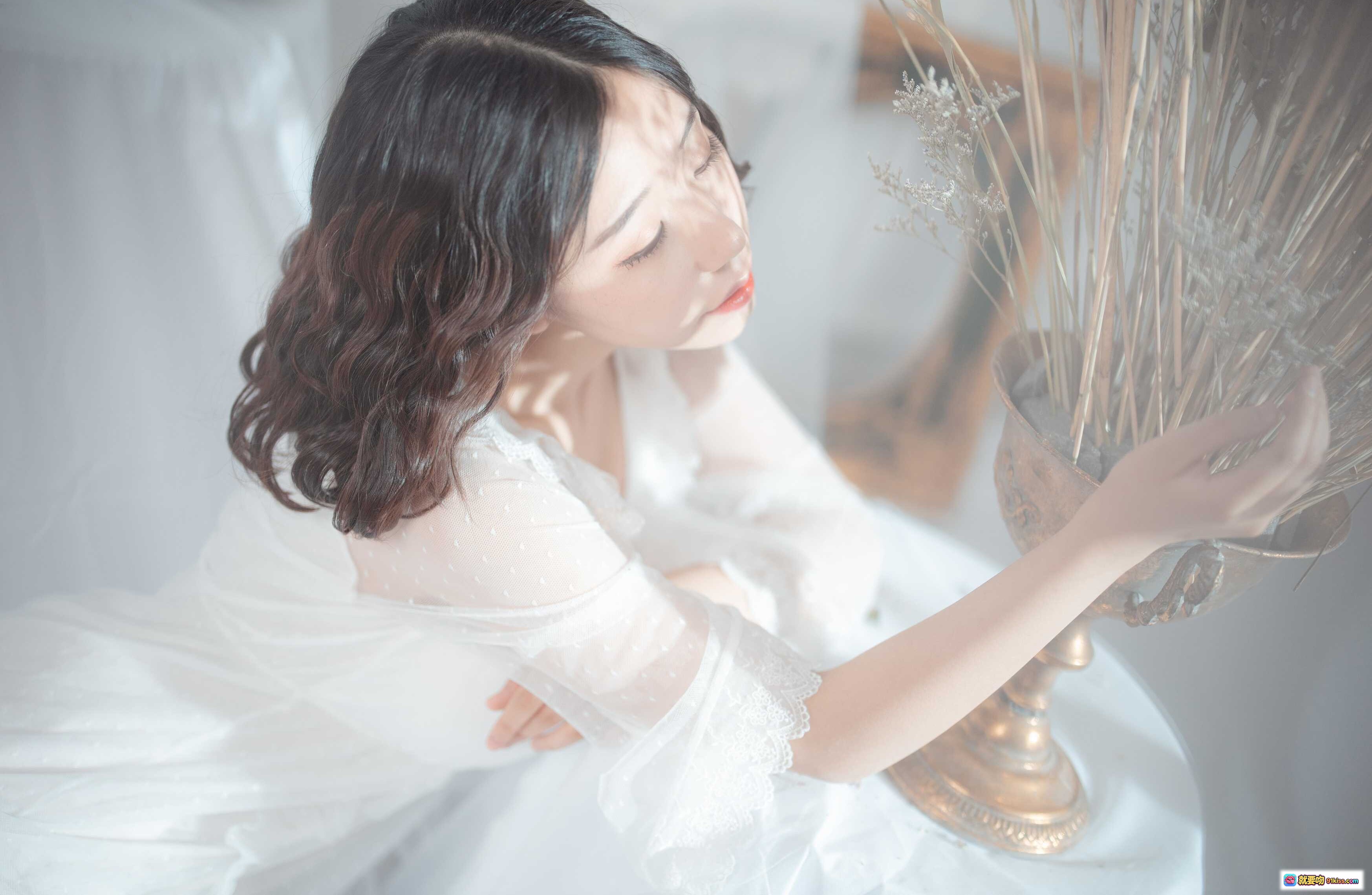 图片[10] - 穆零Mu0 NO.18 白丝写真｜温柔少女风白色蕾丝长裙居家私房摄影｜柔光氛围感纯欲风美图 - 就要吻