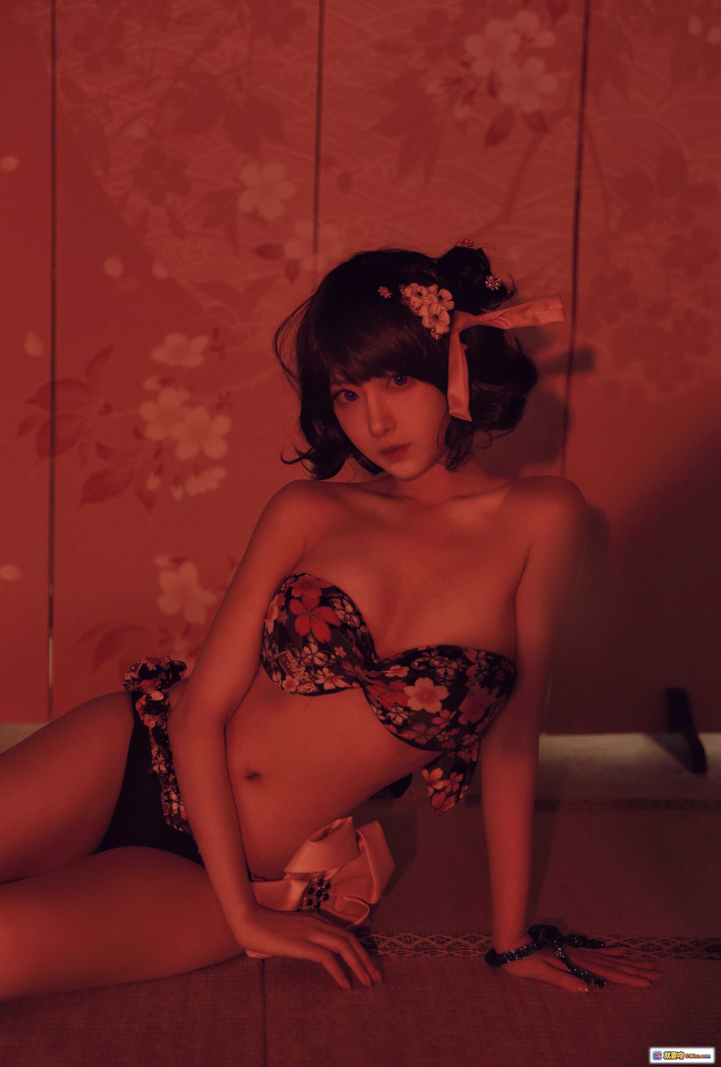 Shika小鹿鹿NO.047北斋泳装写真｜日系花柄比基尼｜红调和风背景｜性感私房摄影｜21P高清图集 - 就要吻