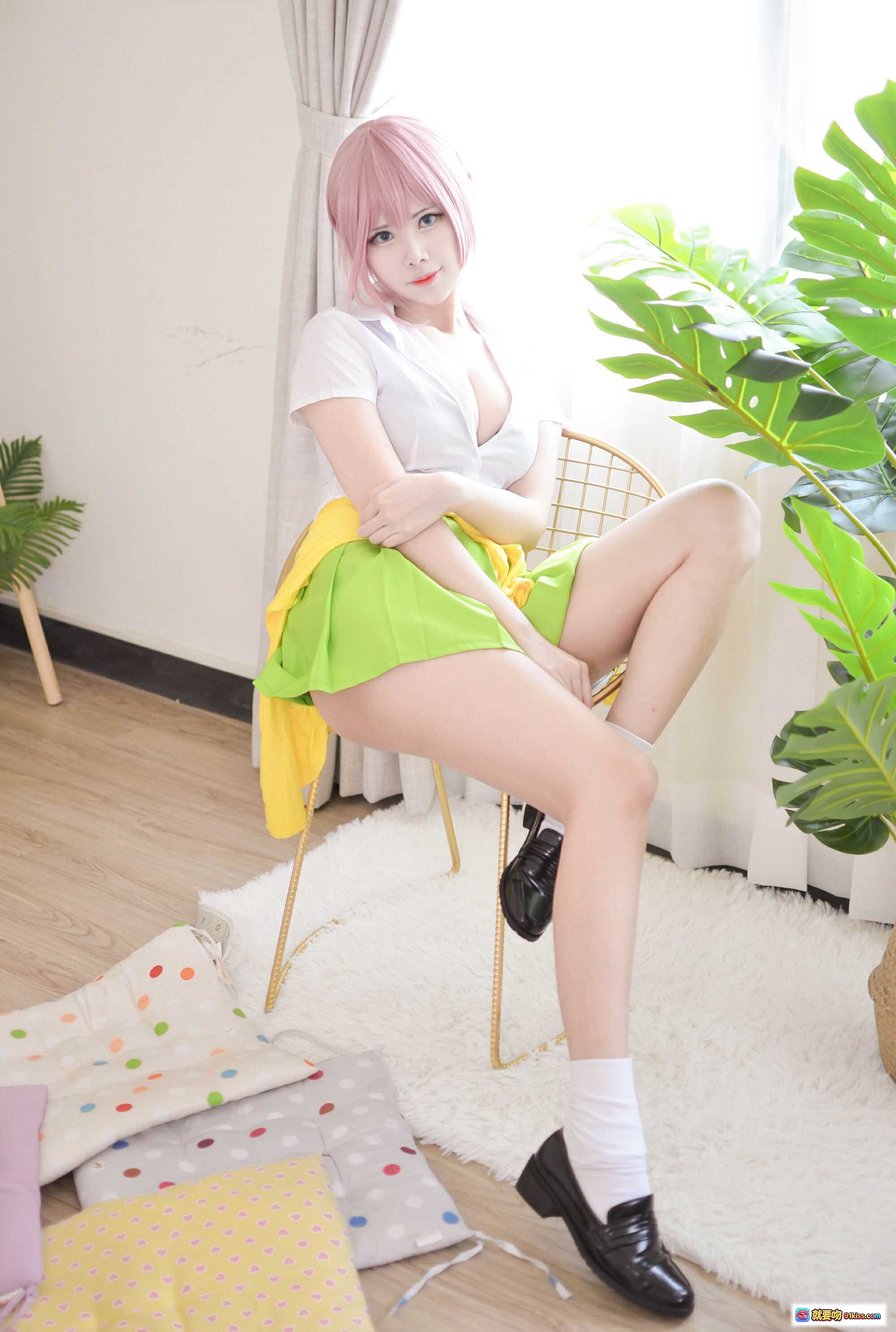 KaYa萱 NO.019 中野一花 Cosplay写真 | 粉发少女 白衬衫绿短裙 日系校园风 室内清新场景 黑皮鞋白袜 柔光自然光拍摄 - 就要吻