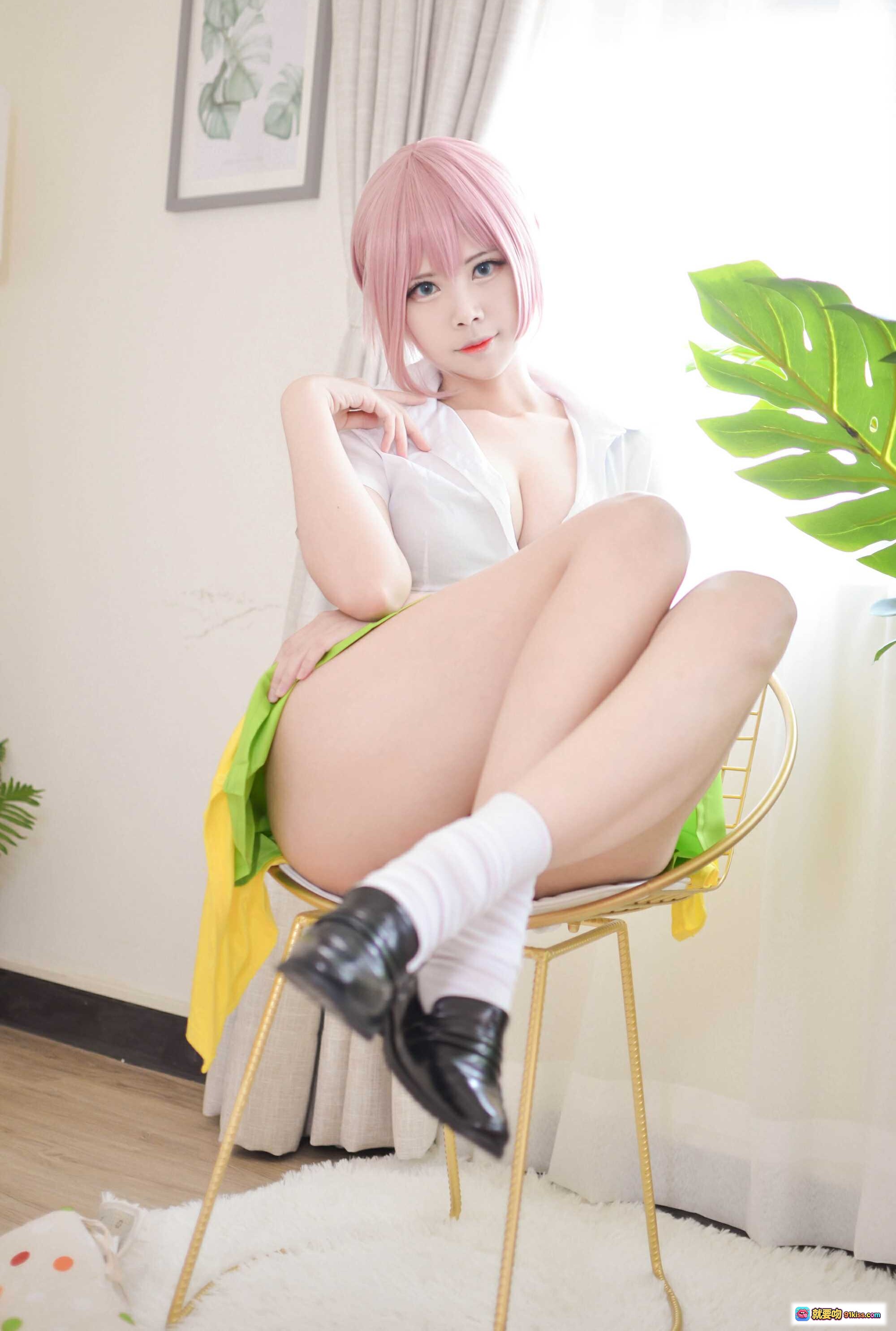 图片[3] - KaYa萱 NO.019 中野一花 Cosplay写真 | 粉发少女 白衬衫绿短裙 日系校园风 室内清新场景 黑皮鞋白袜 柔光自然光拍摄 - 就要吻