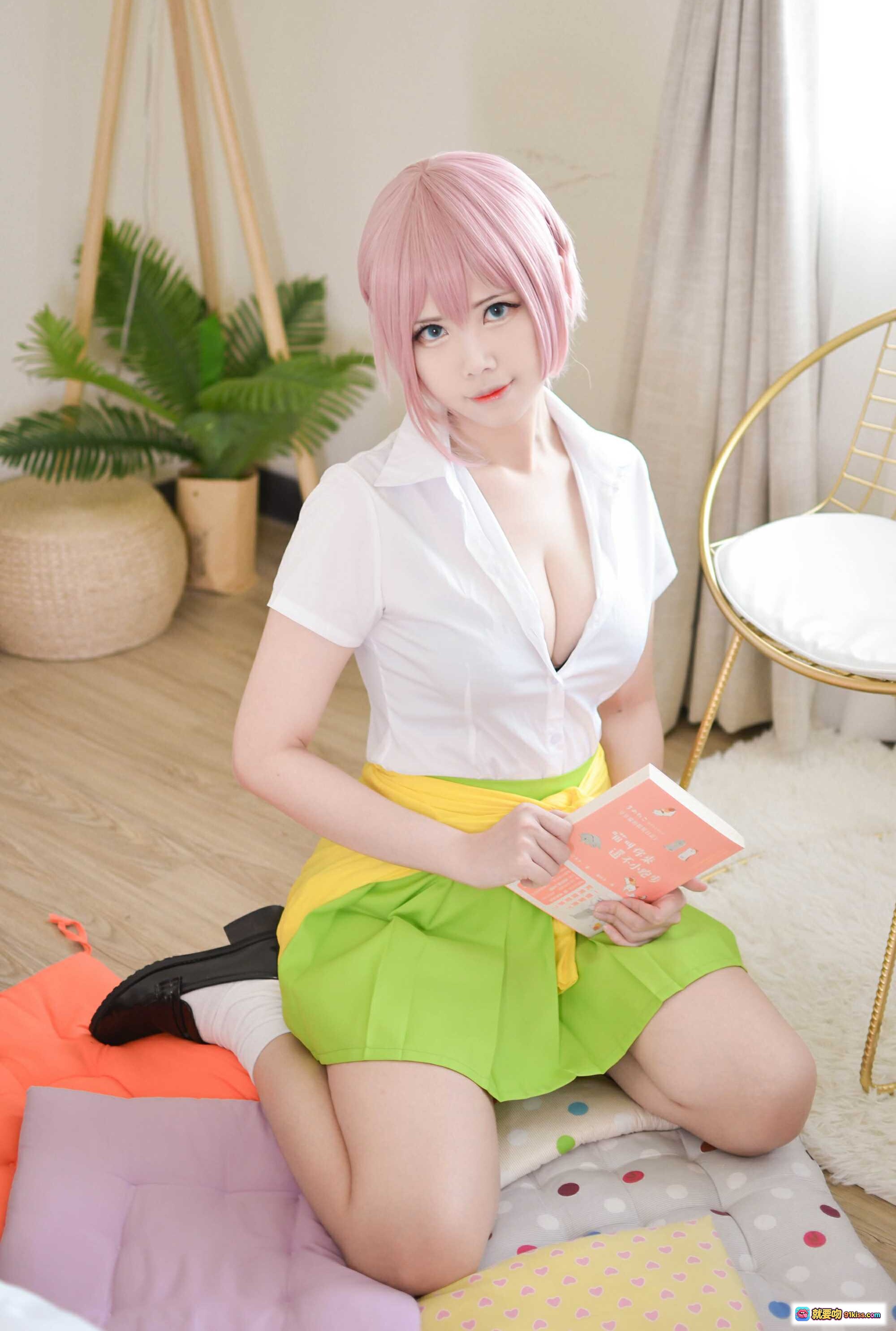 图片[8] - KaYa萱 NO.019 中野一花 Cosplay写真 | 粉发少女 白衬衫绿短裙 日系校园风 室内清新场景 黑皮鞋白袜 柔光自然光拍摄 - 就要吻
