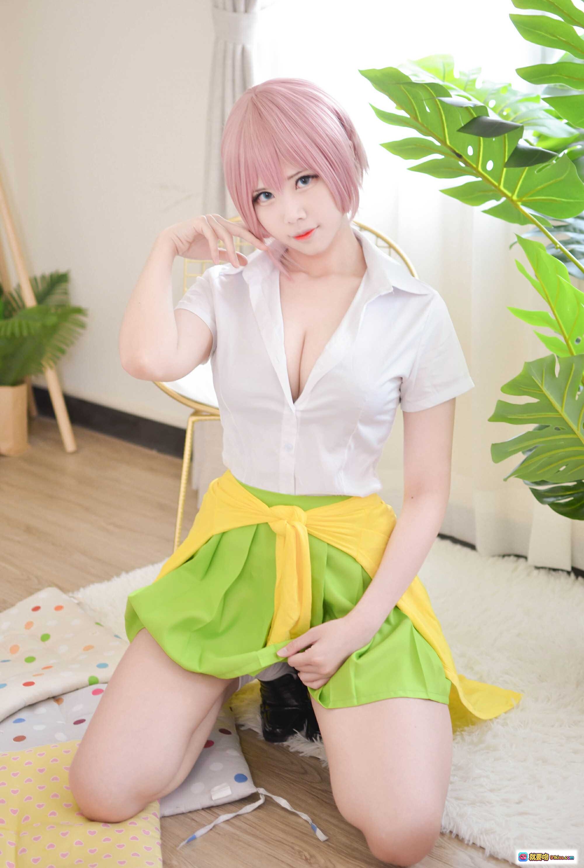 图片[10] - KaYa萱 NO.019 中野一花 Cosplay写真 | 粉发少女 白衬衫绿短裙 日系校园风 室内清新场景 黑皮鞋白袜 柔光自然光拍摄 - 就要吻
