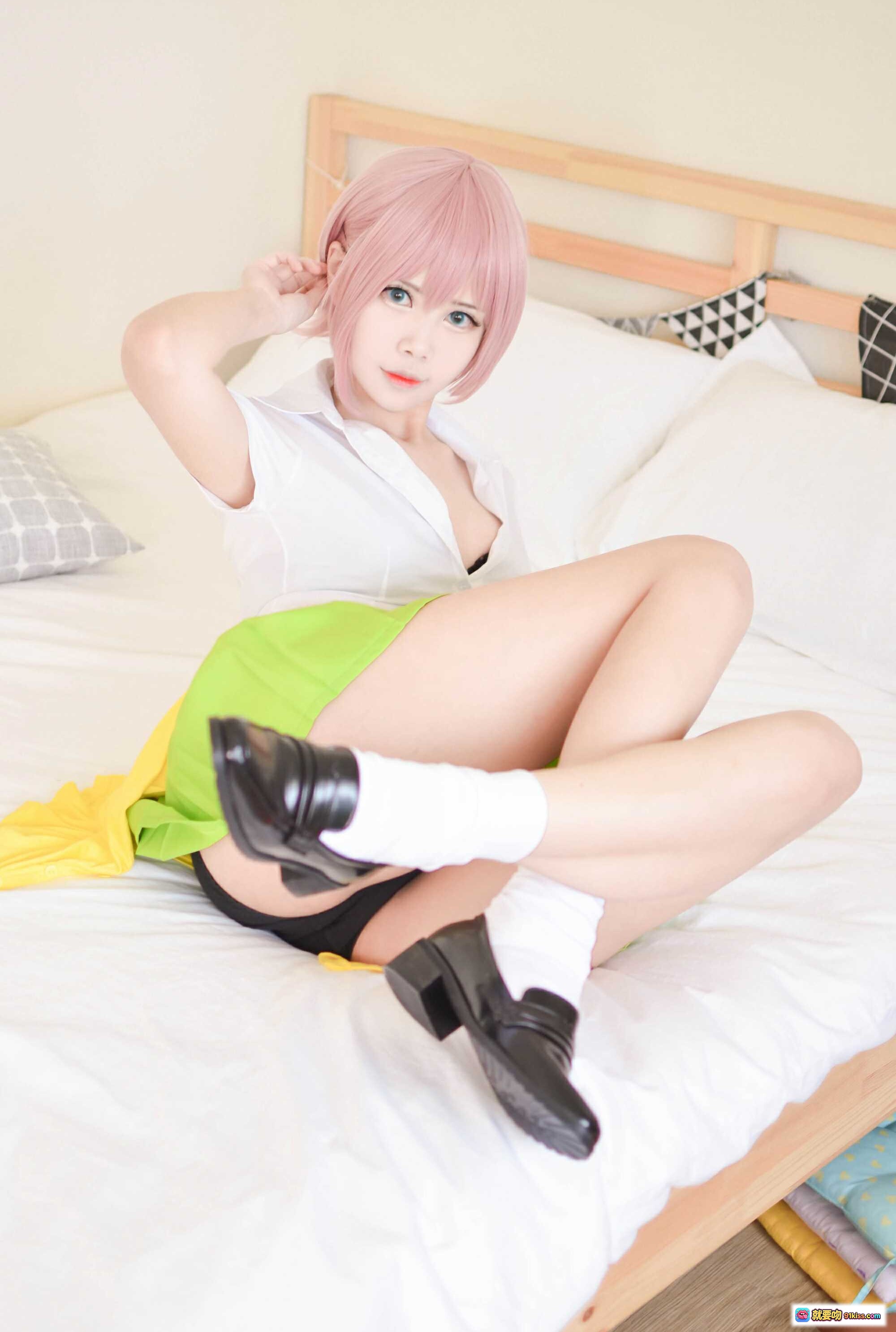 图片[4] - KaYa萱 NO.019 中野一花 Cosplay写真 | 粉发少女 白衬衫绿短裙 日系校园风 室内清新场景 黑皮鞋白袜 柔光自然光拍摄 - 就要吻