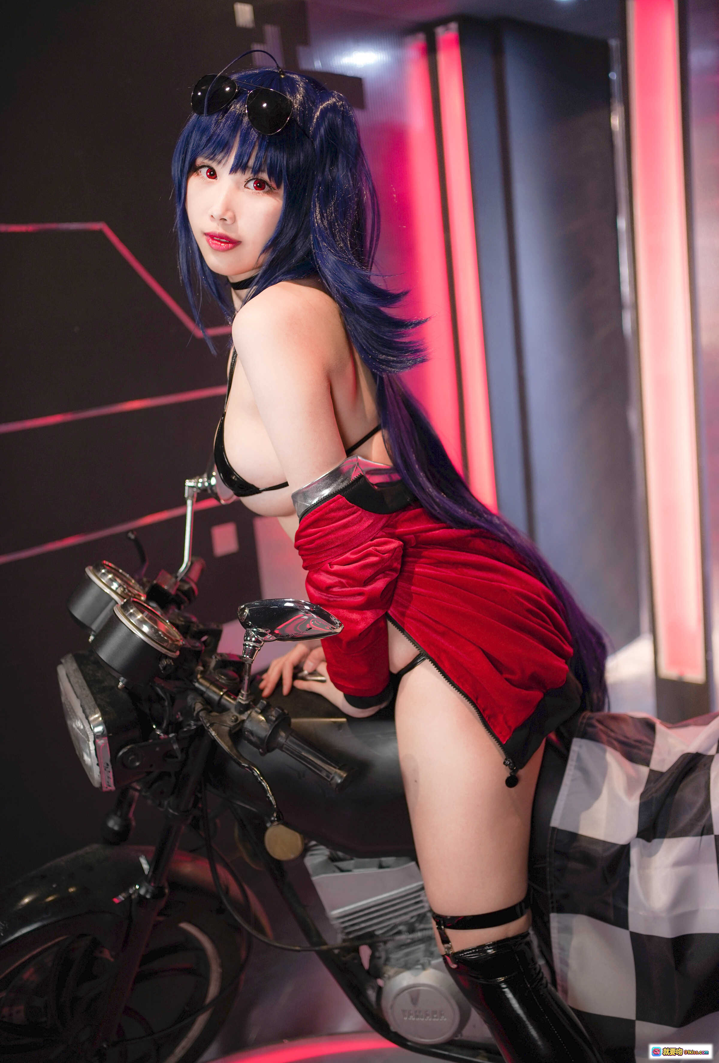 图片[5] - KaYa萱 NO.023 大凤机车写真｜蓝发少女黑丝高跟性感跪姿｜红黑机车背景霓虹灯光｜14P高清美图 - 就要吻