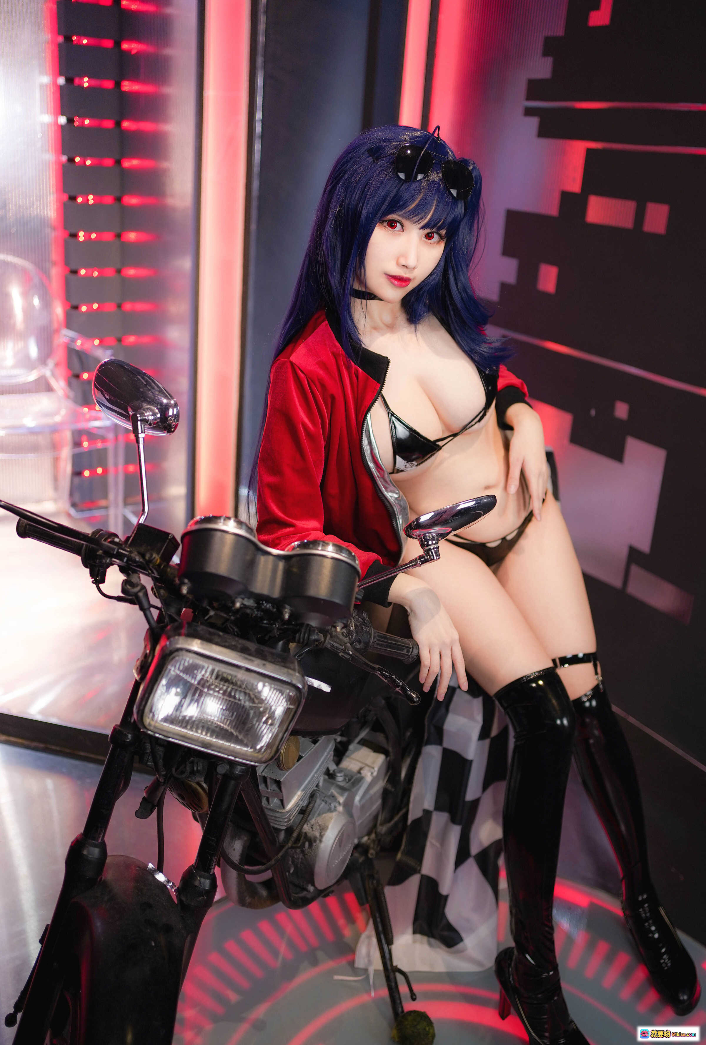 图片[10] - KaYa萱 NO.023 大凤机车写真｜蓝发少女黑丝高跟性感跪姿｜红黑机车背景霓虹灯光｜14P高清美图 - 就要吻