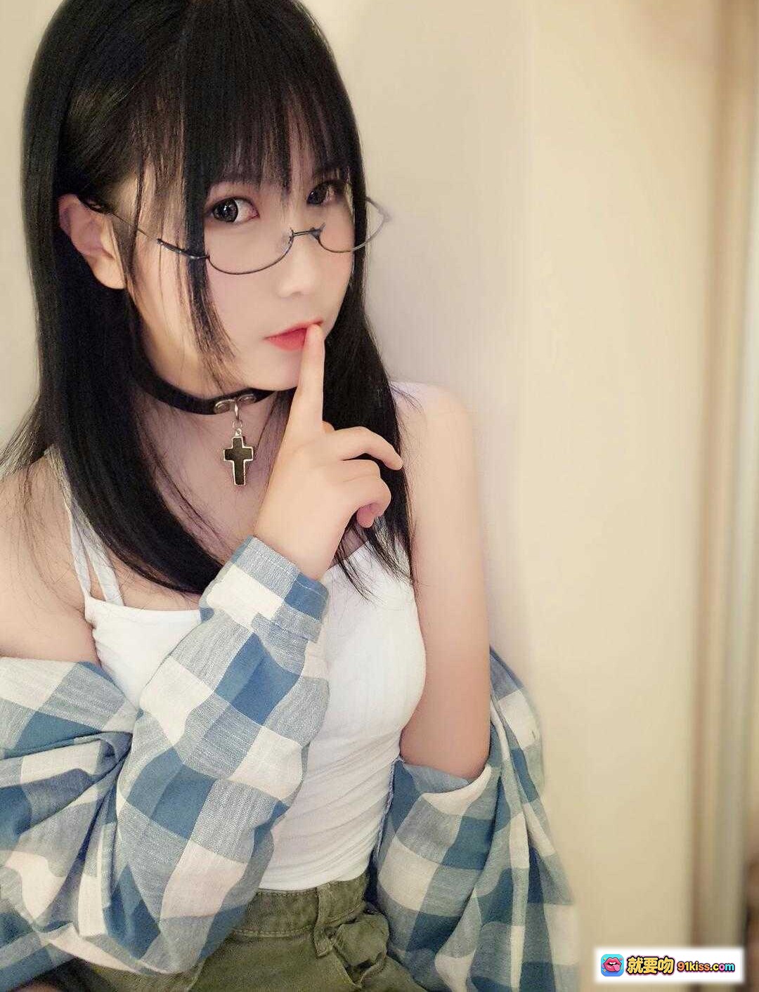 图片[5] - 逐月SU日常第一弹｜黑发齐刘海眼镜少女｜十字架项链格子衬衫穿搭｜清新自然生活风 - 就要吻