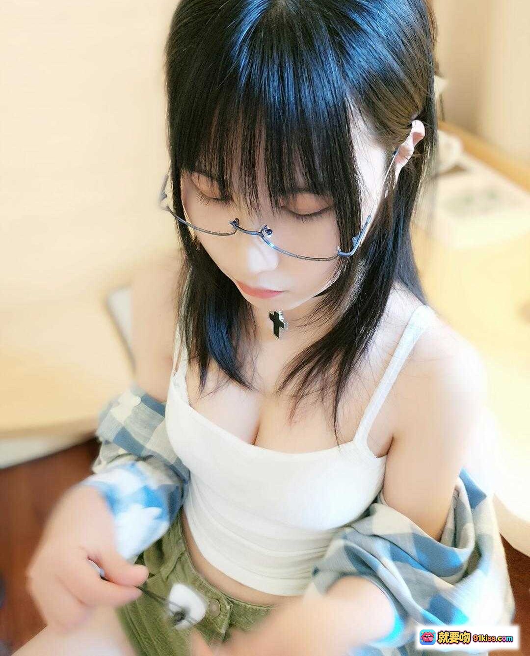 图片[9] - 逐月SU日常第一弹｜黑发齐刘海眼镜少女｜十字架项链格子衬衫穿搭｜清新自然生活风 - 就要吻