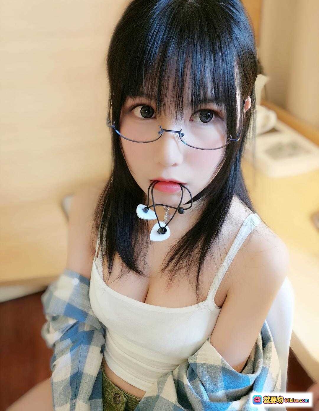 图片[2] - 逐月SU日常第一弹｜黑发齐刘海眼镜少女｜十字架项链格子衬衫穿搭｜清新自然生活风 - 就要吻