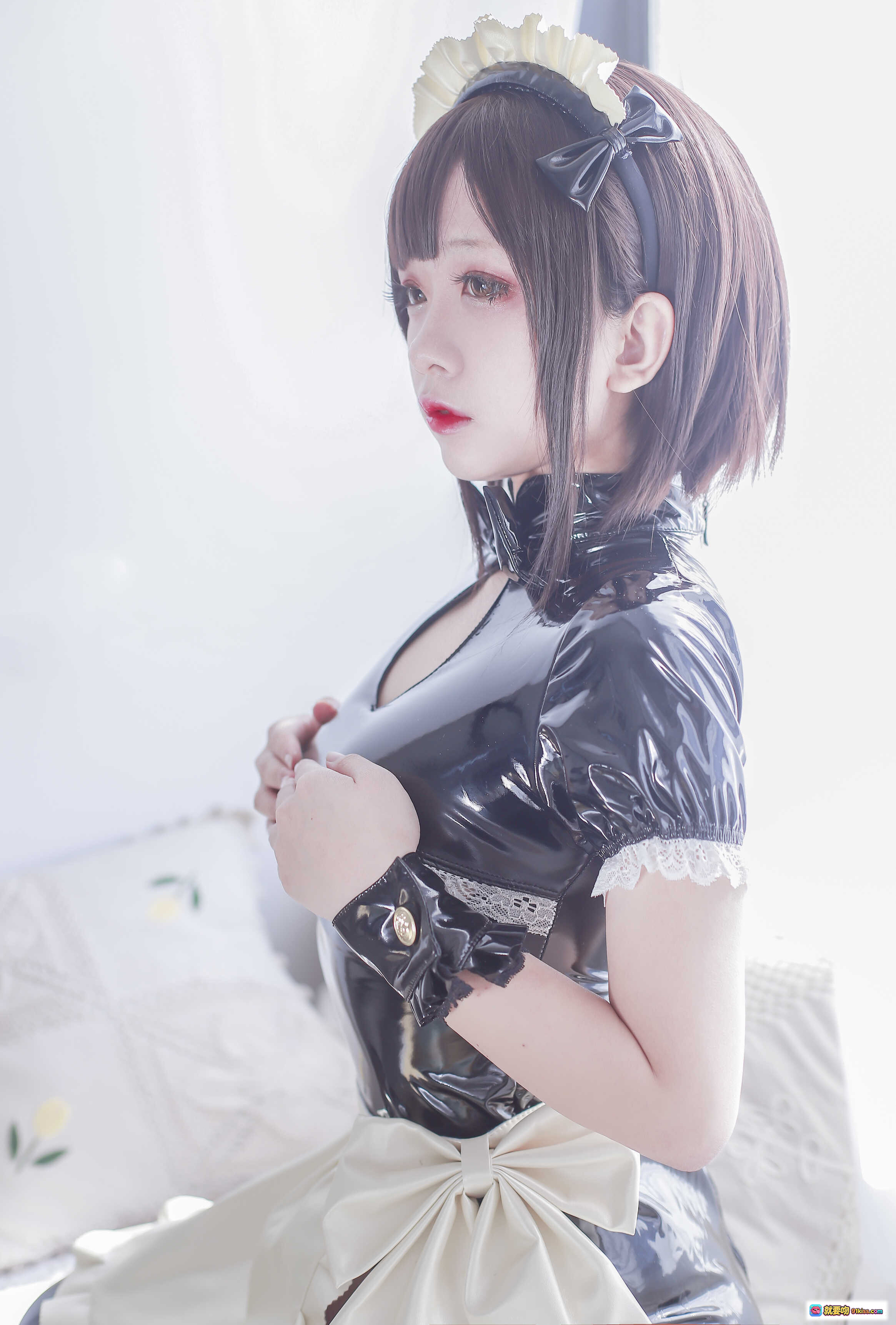 图片[4] - 日奈娇NO.003半乳女仆写真 | 黑色亮面女仆装 | 蕾丝边饰 | 短发红唇 | 42P高清图集 - 就要吻