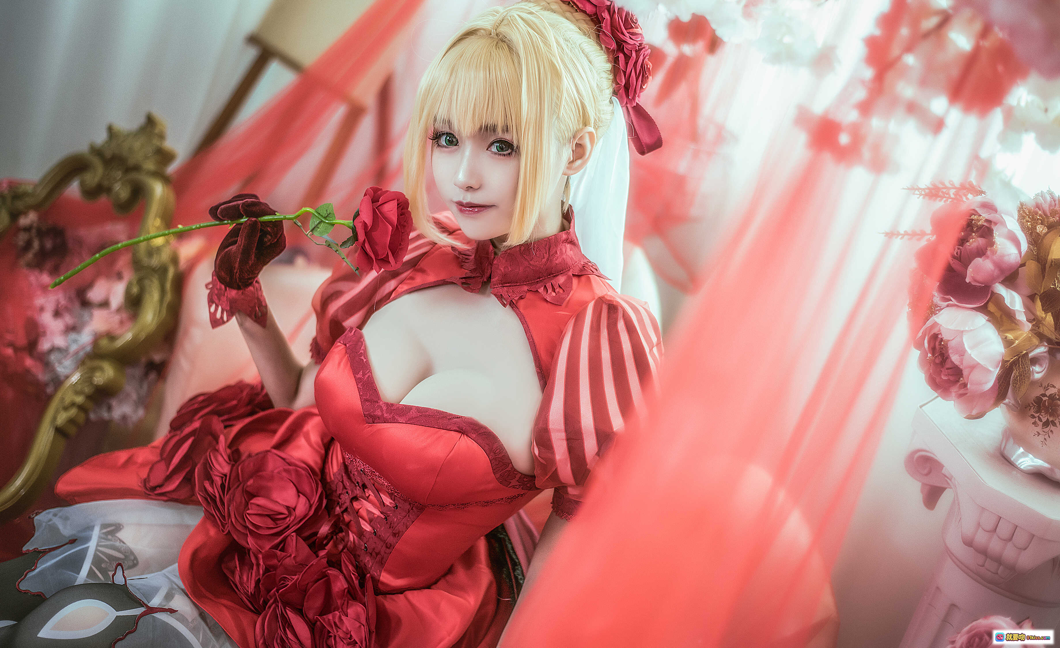 图片[2] - 尼禄·克劳狄乌斯Cosplay写真｜红色洛丽塔礼服｜金发双马尾｜华丽玫瑰装饰｜精致妆容｜优雅坐姿｜室内布景｜高清13P图集 - 就要吻