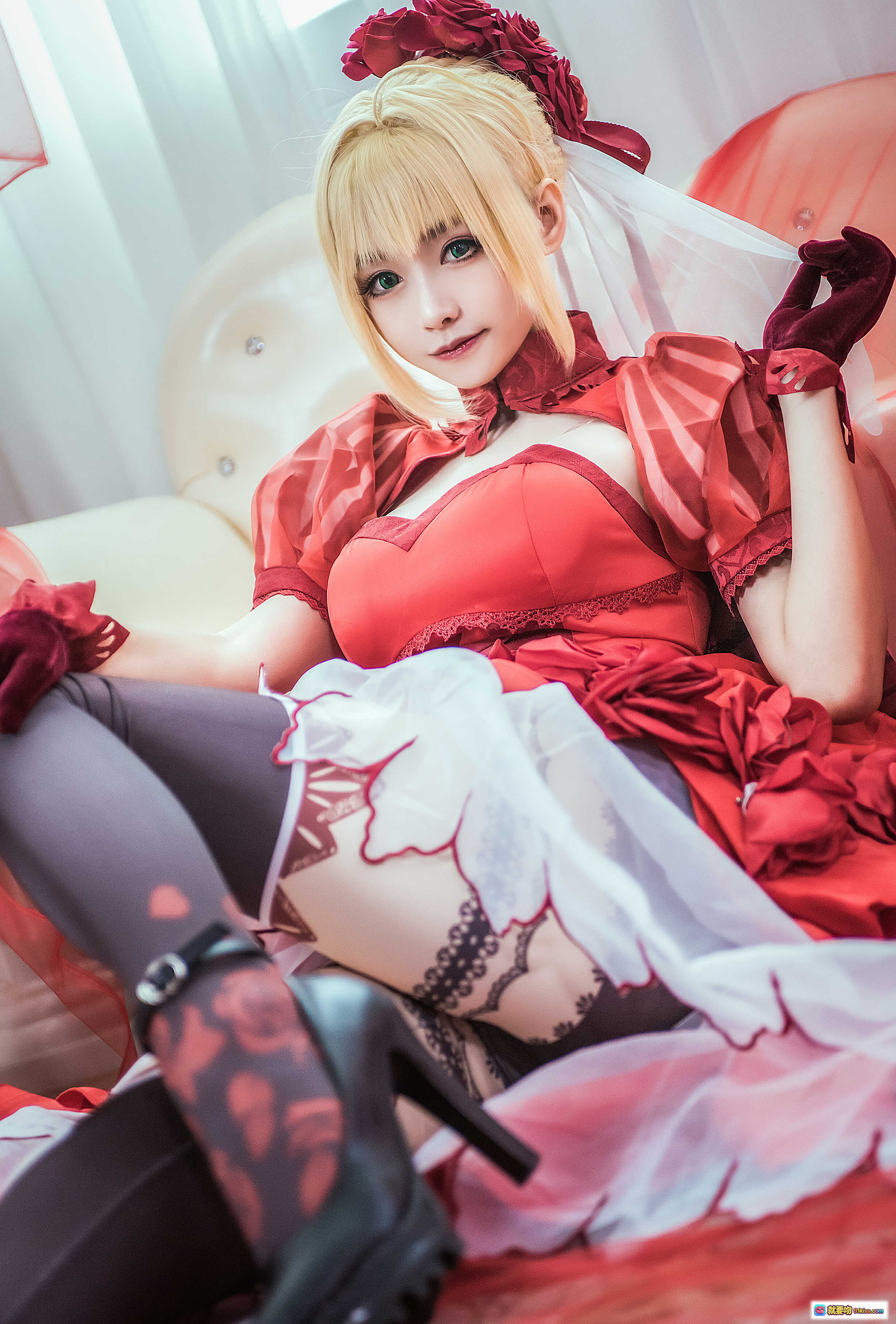 图片[8] - 尼禄·克劳狄乌斯Cosplay写真｜红色洛丽塔礼服｜金发双马尾｜华丽玫瑰装饰｜精致妆容｜优雅坐姿｜室内布景｜高清13P图集 - 就要吻