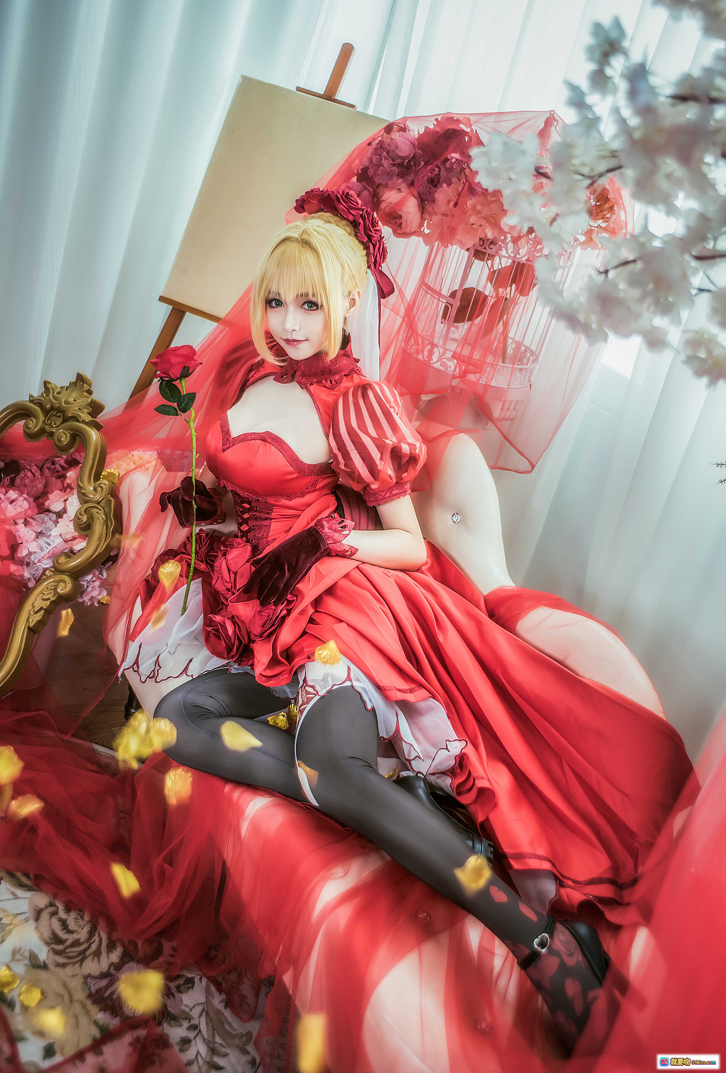 图片[3] - 尼禄·克劳狄乌斯Cosplay写真｜红色洛丽塔礼服｜金发双马尾｜华丽玫瑰装饰｜精致妆容｜优雅坐姿｜室内布景｜高清13P图集 - 就要吻